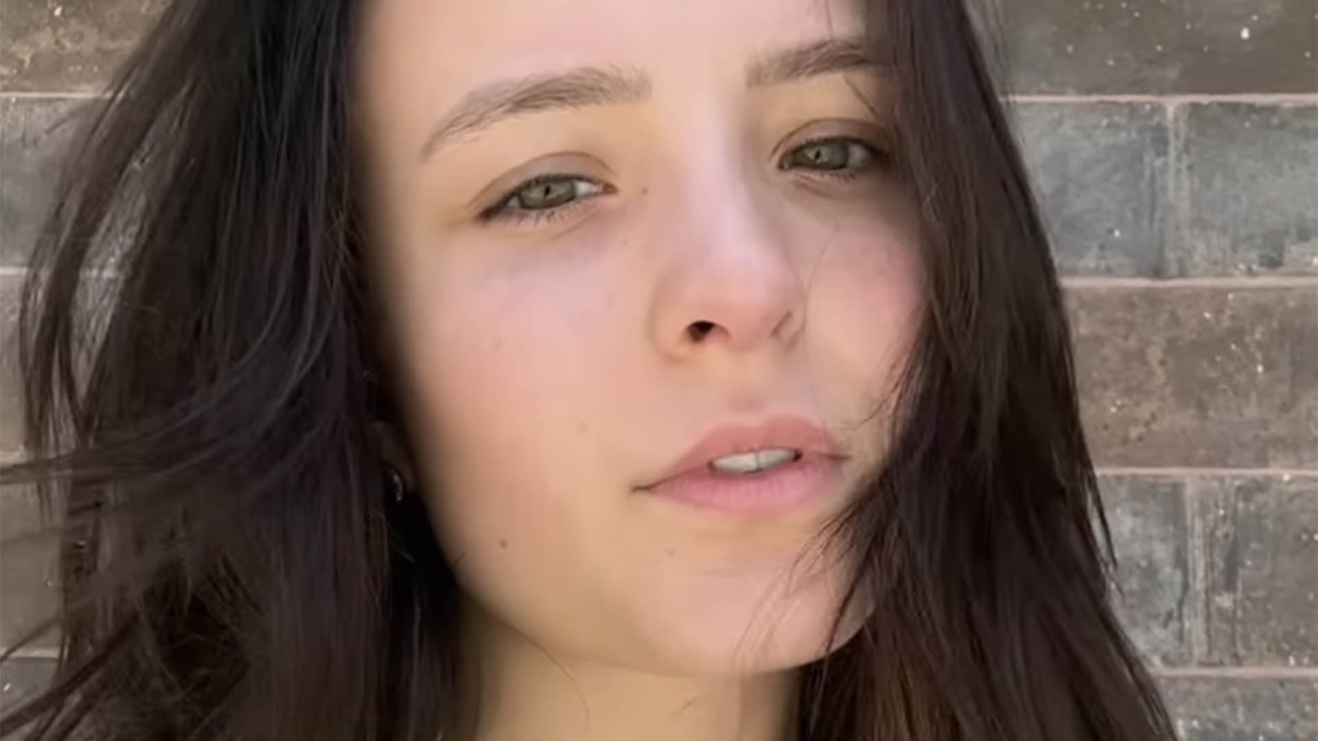 Larissa Manoela aposta em look verde neon em dia de sol