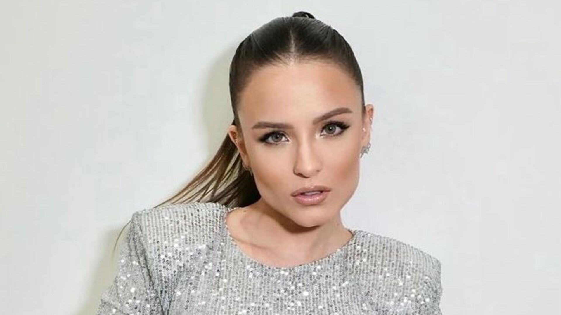 Larissa Manoela rouba a cena ao posar para fotos com look brilhante