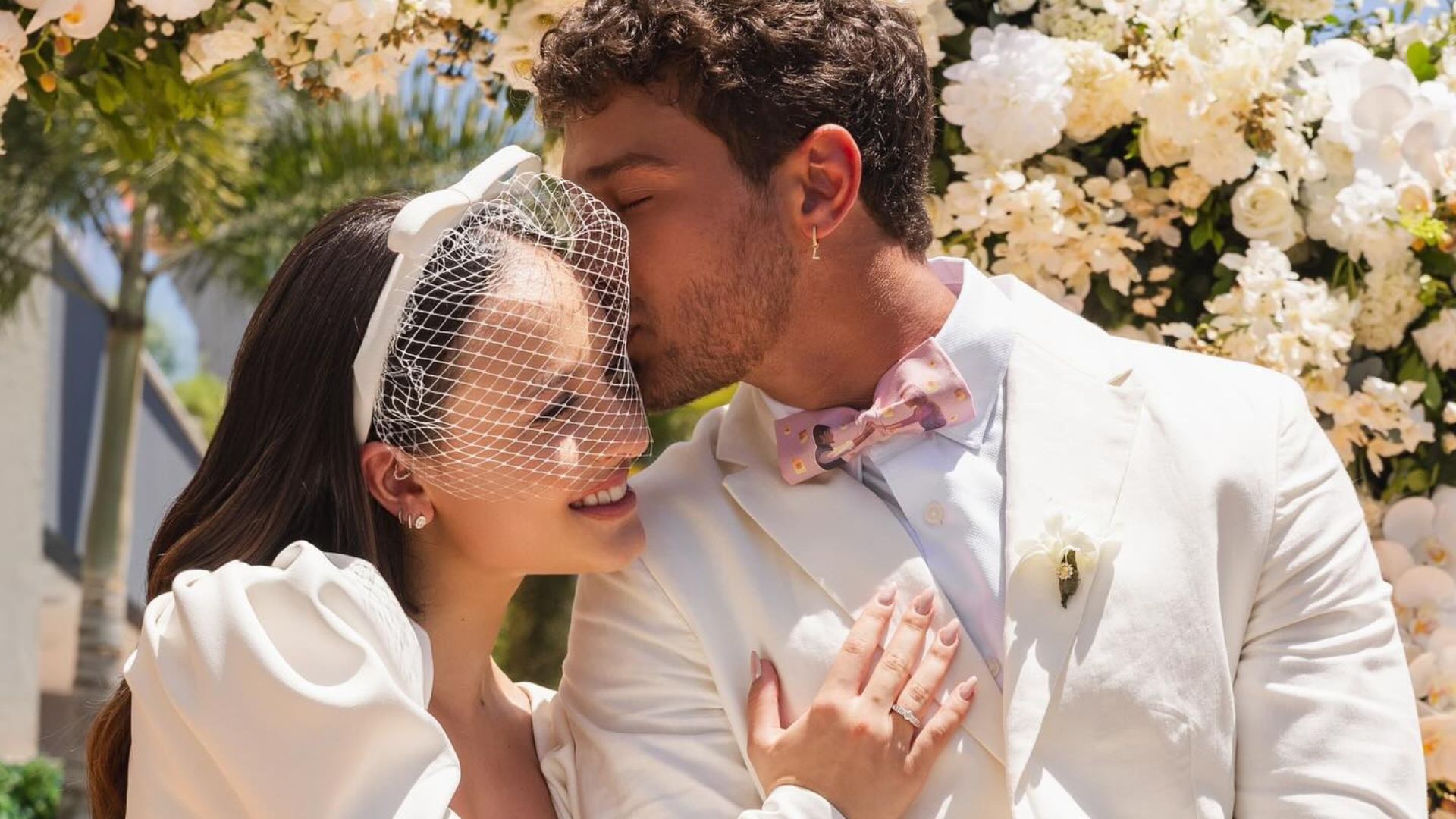 Antes de casar, Larissa Manoela usou vestido do mesmo estilista