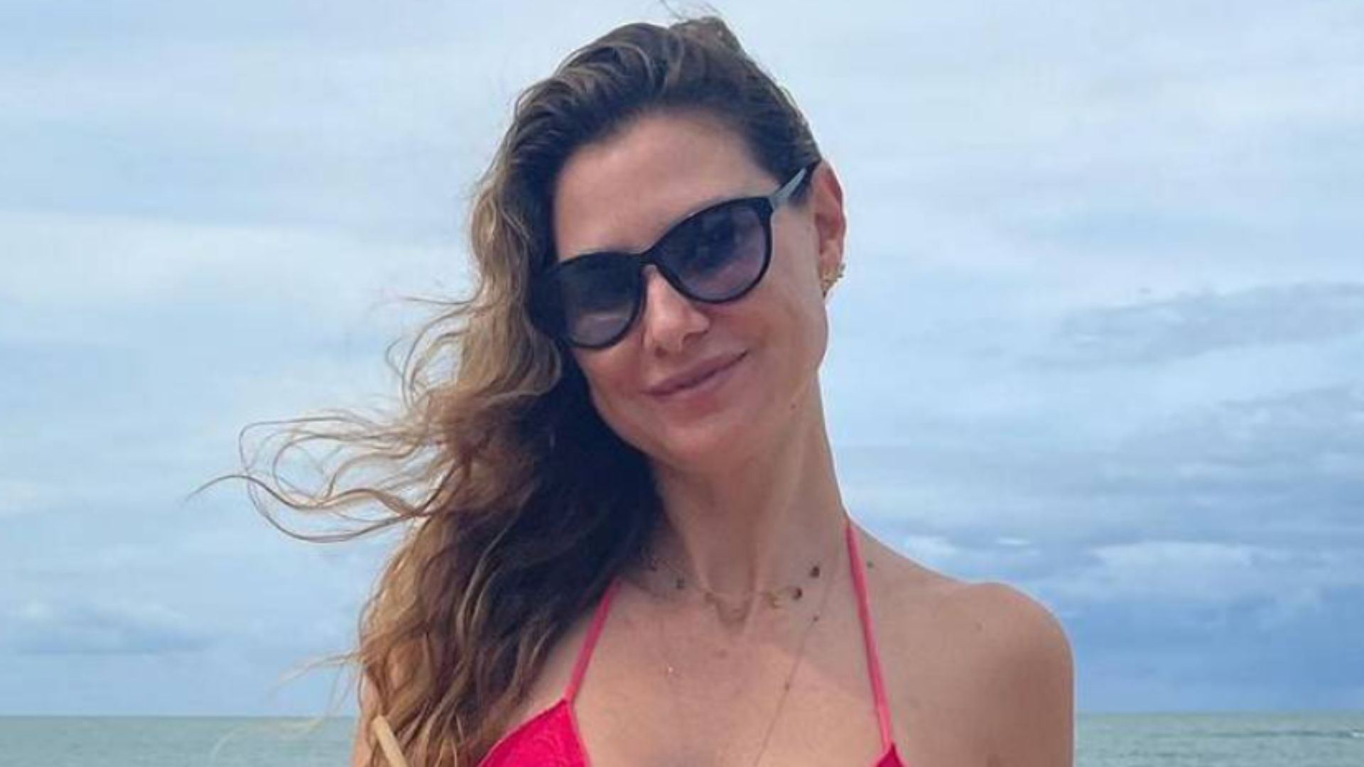 Na praia, Lavínia Vlasak surge em cliques raríssimos de biquíni: “Linda”