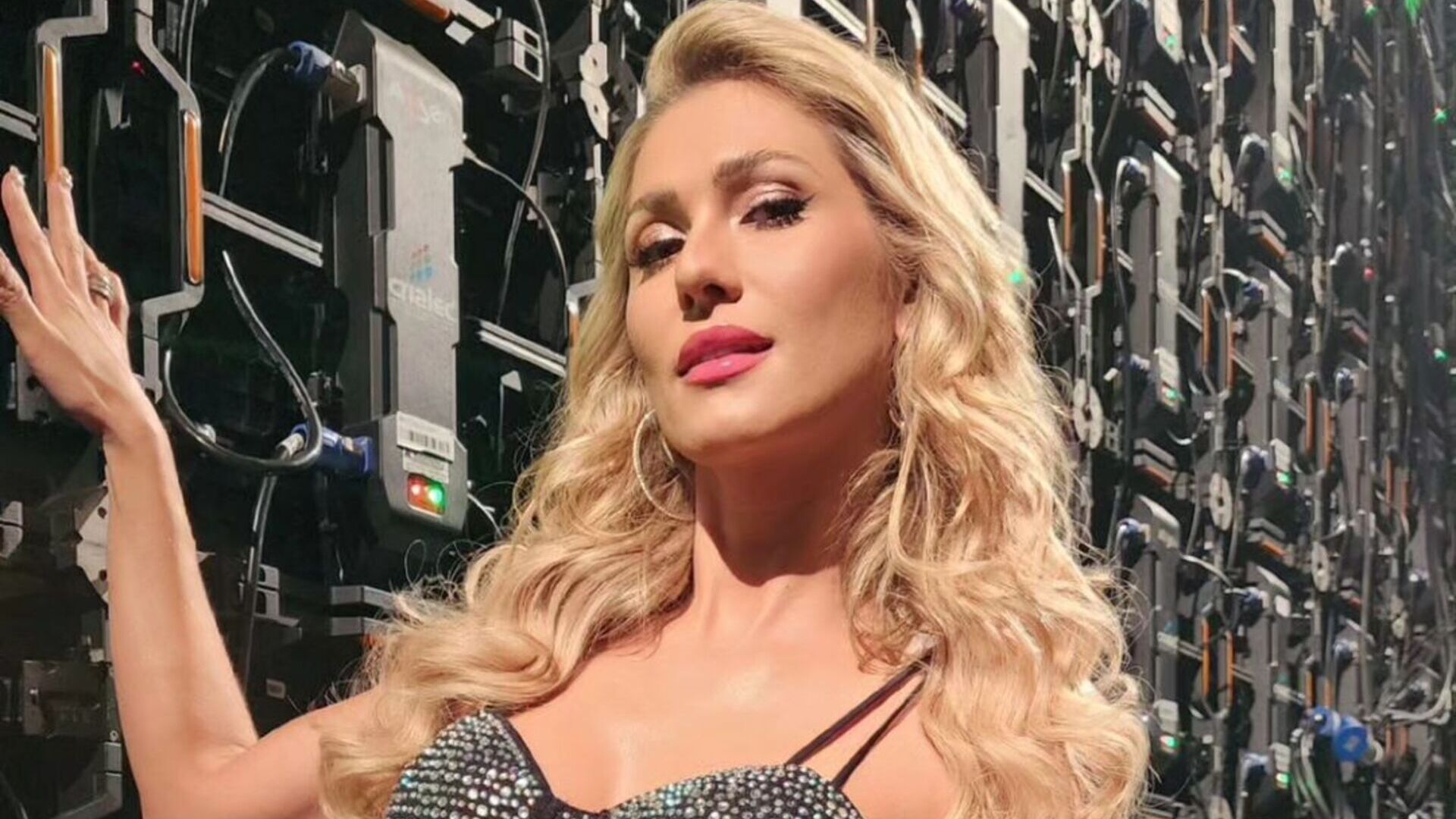 De macacão transparente, Lívia Andrade empina curvas e arrasa