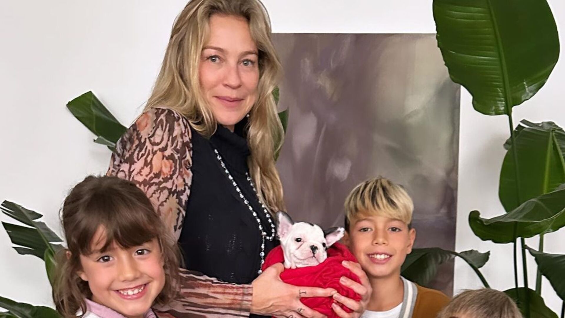 Luana Piovani surge com os filhos e semelhança com Pedro Scooby se destaca