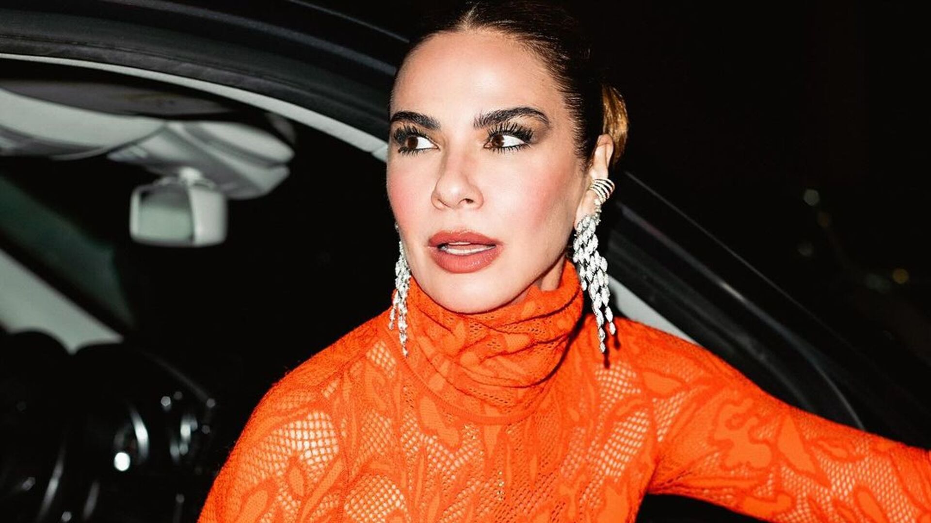 Que look é esse? Luciana Gimenez impacta com vestido transparente