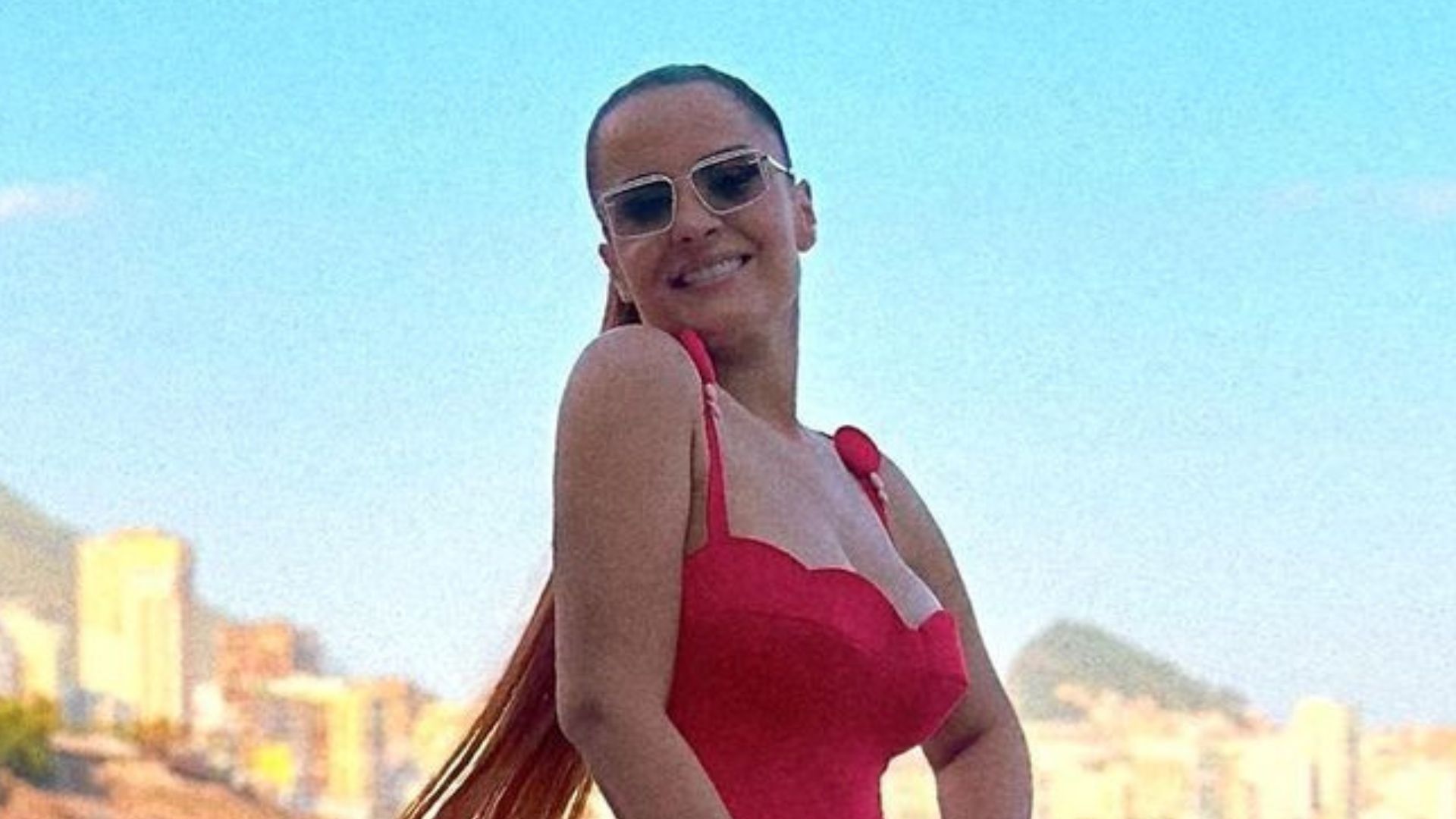 Maiara impressiona ao exibir corpão impecável na praia: “Deusa”