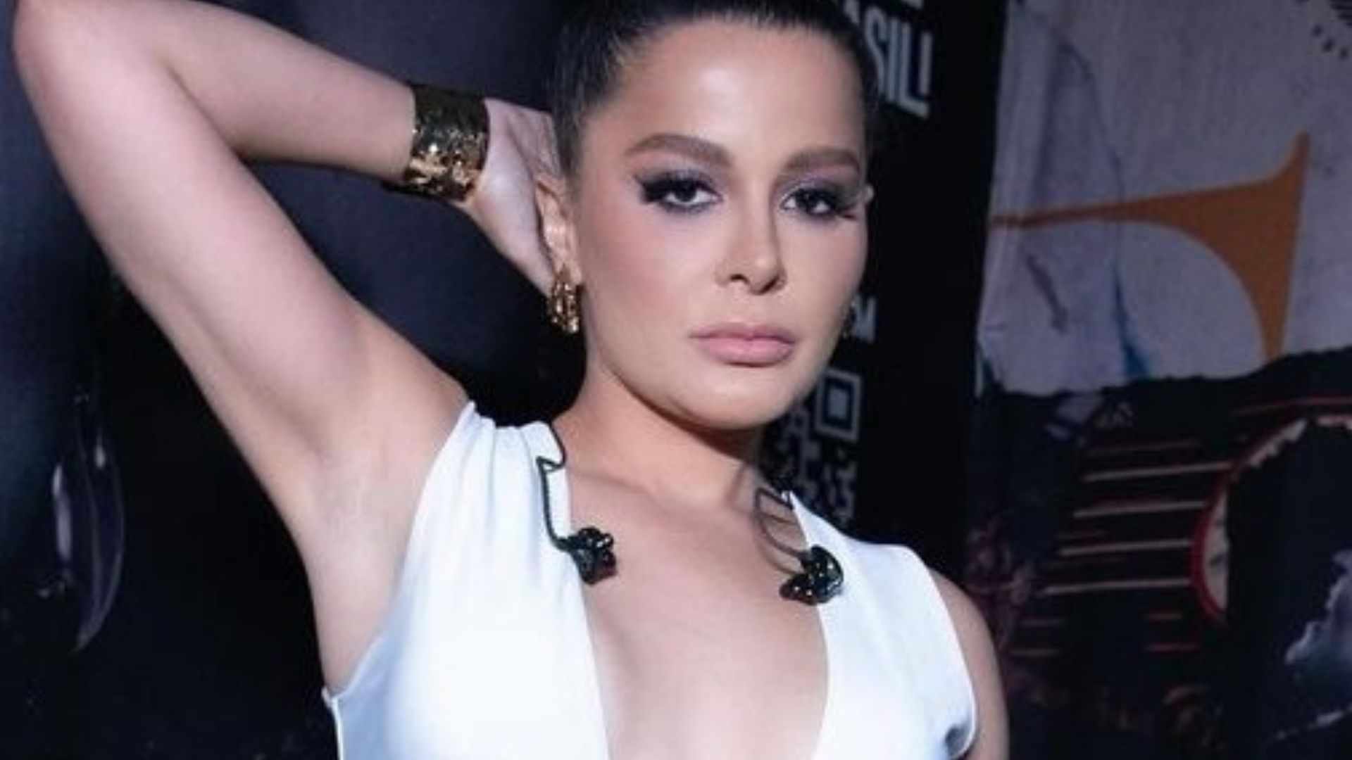 De vestido branco, Maraisa ostenta decote no umbigo e arrasa
