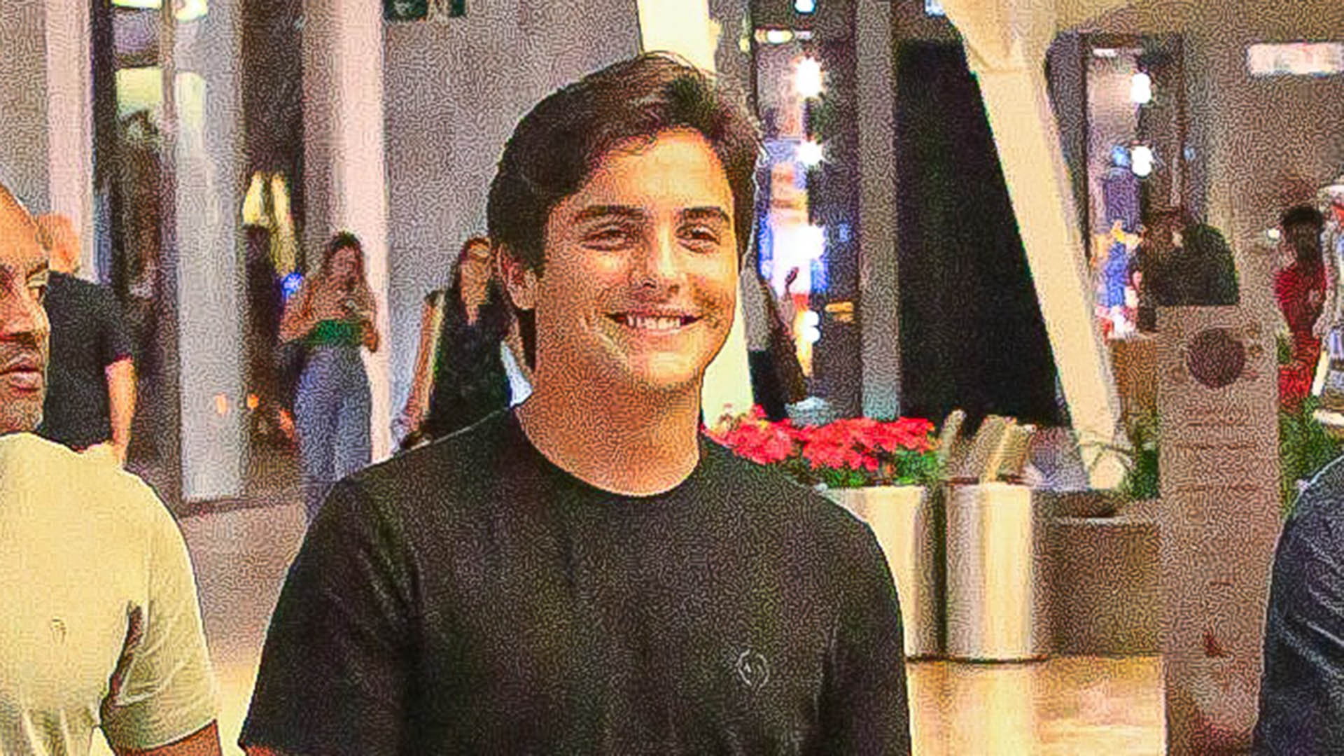 Ele cresceu! Filho de Ivete Sangalo é flagrado em noite no shopping
