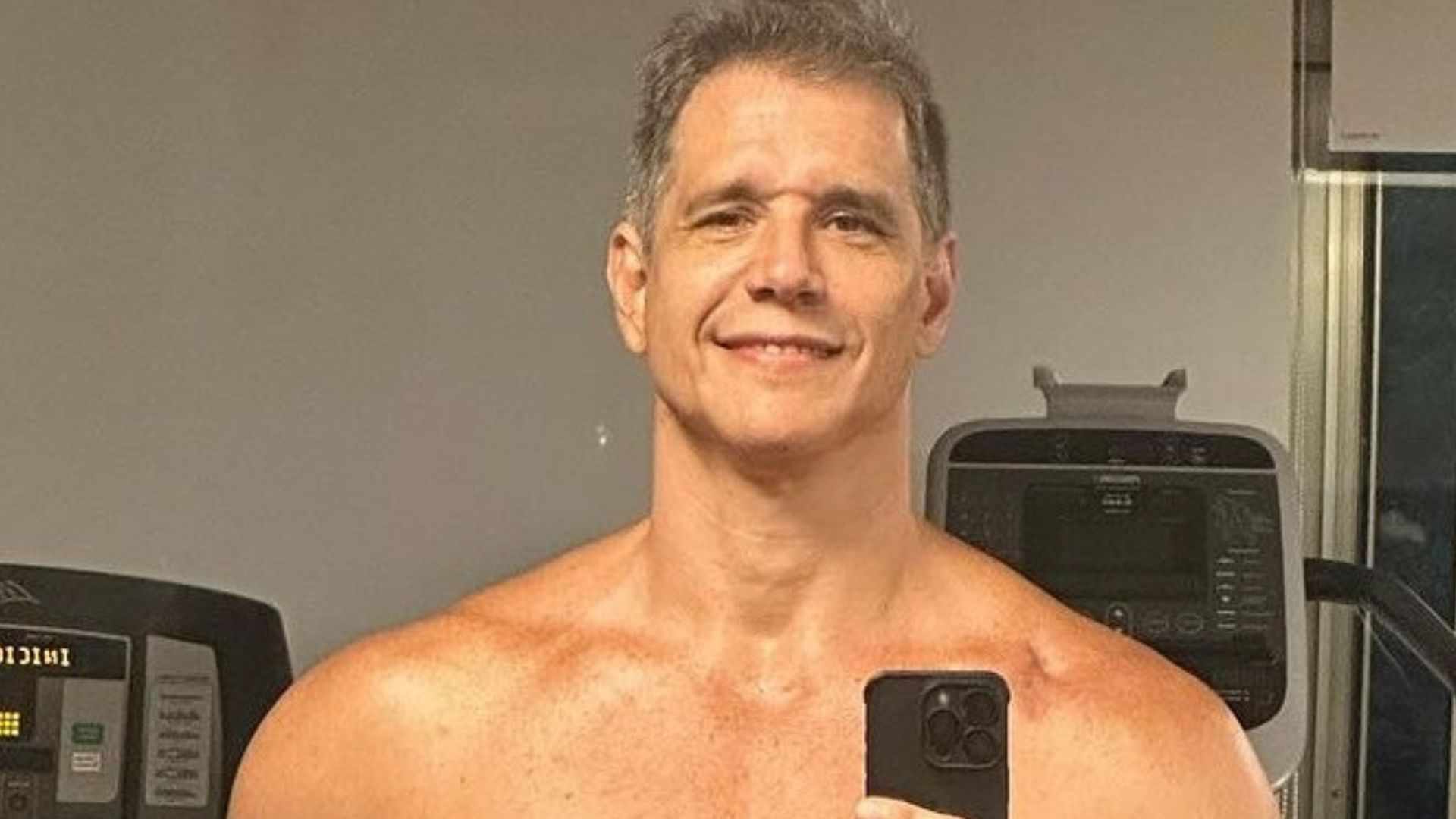 Aos 53 anos, Márcio Garcia choca com físico sarado: ‘Banho em novinho’