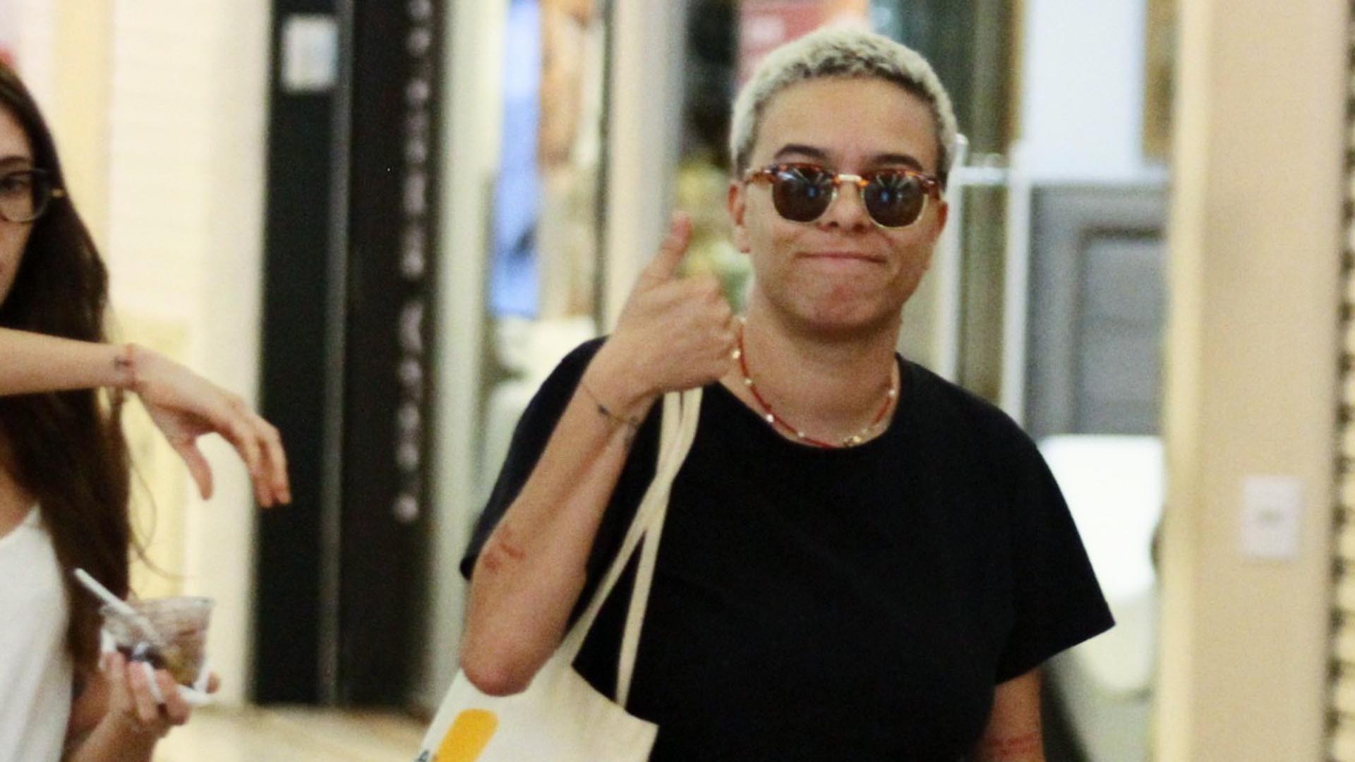 Maria Gadú faz rara aparição com a namorada em shopping no RJ