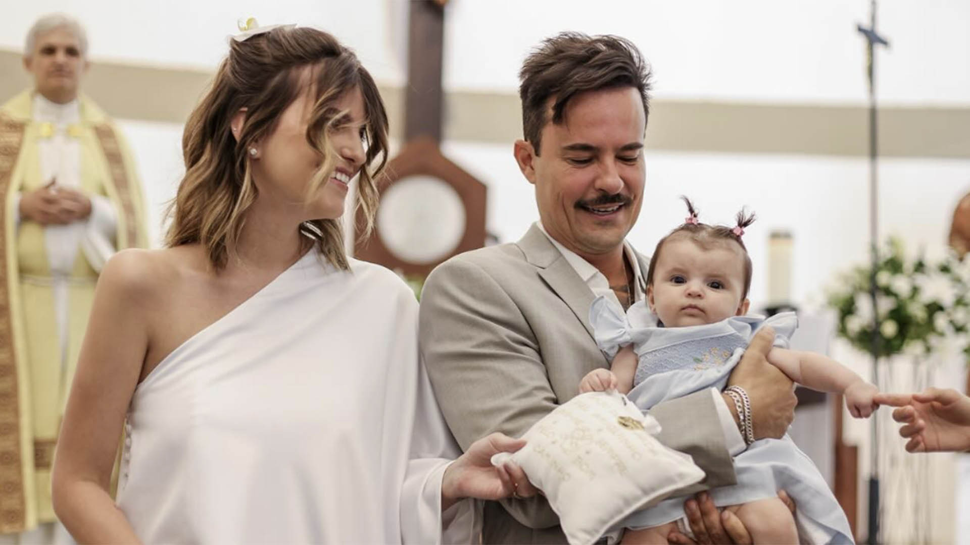Paulinho Vilhena exibe as fotos do seu casamento e do batizado da filha