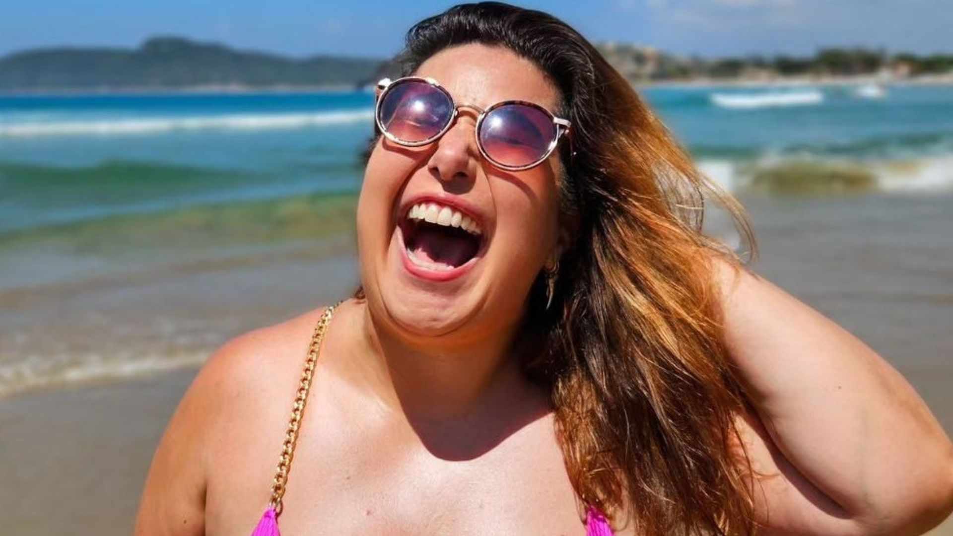 Mariana Xavier se exibe na praia e encoraja mulheres: ‘O que te impede?’