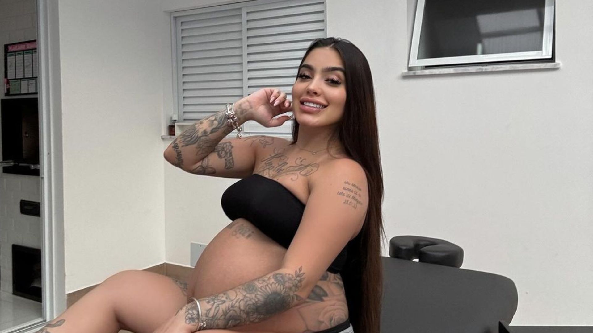MC Mirella passa perrengue ao tirar leite pela primeira vez: “Tô ferrada”