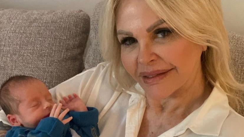 Depois de desmentir boatos, Monique Evans posa com os netos gêmeos