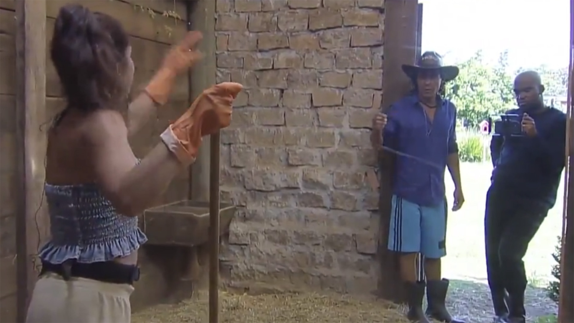 A Fazenda 15: Nadja e André brigam e a produção manda recado