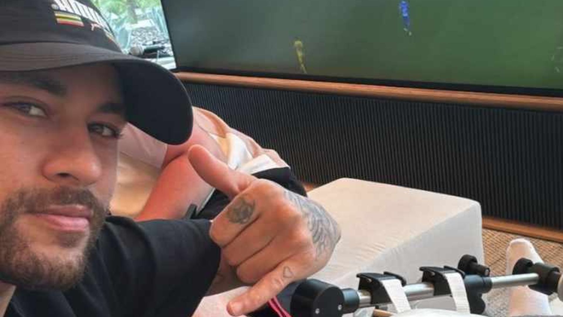 Afastado dos campos, Neymar Jr assiste jogo de seu time em casa
