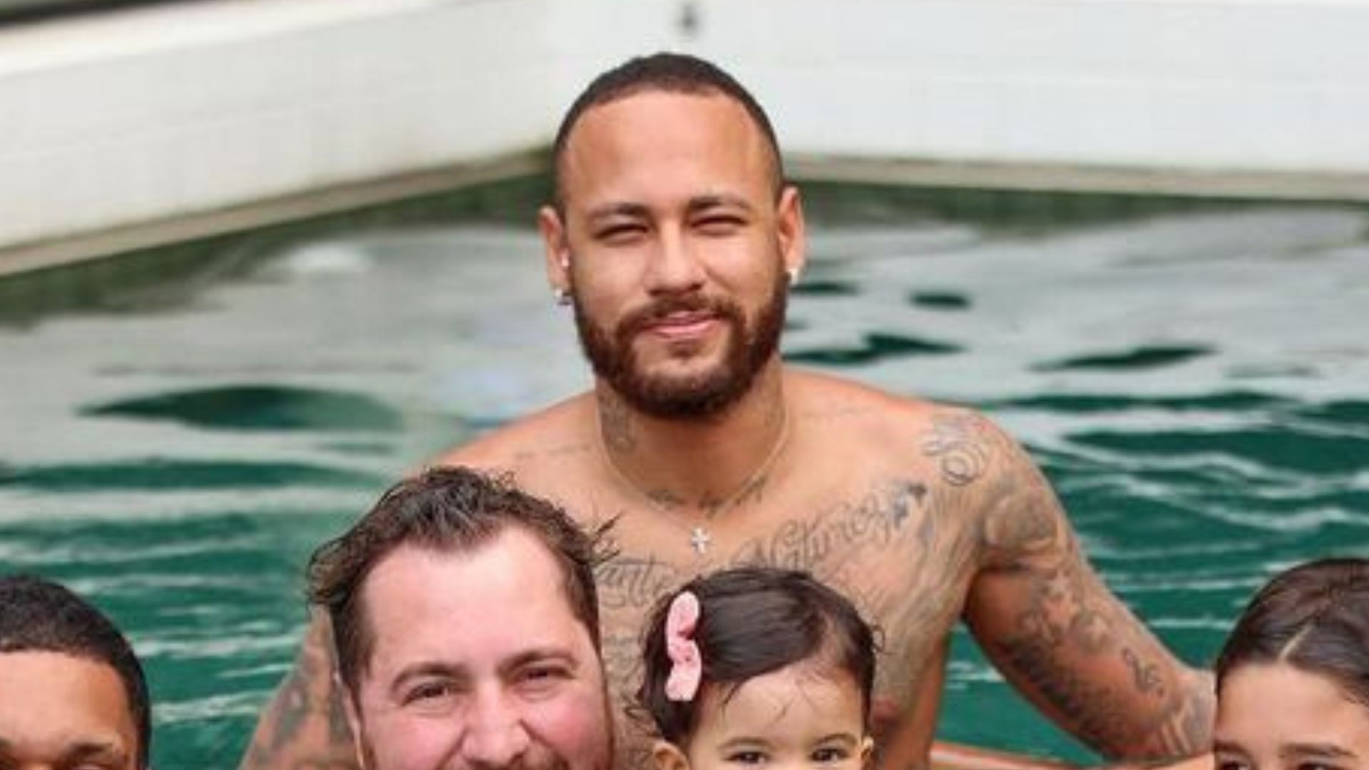 Neymar Jr aproveita dia delicioso de piscina com família e amigos