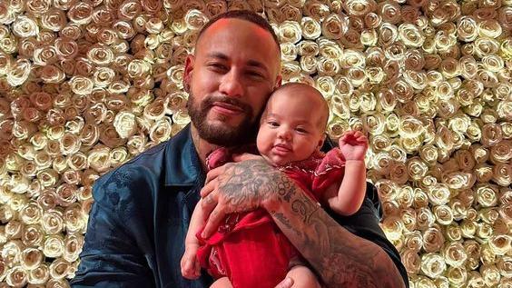Neymar abre álbum fotos do primeiro Natal da filha, Mavie