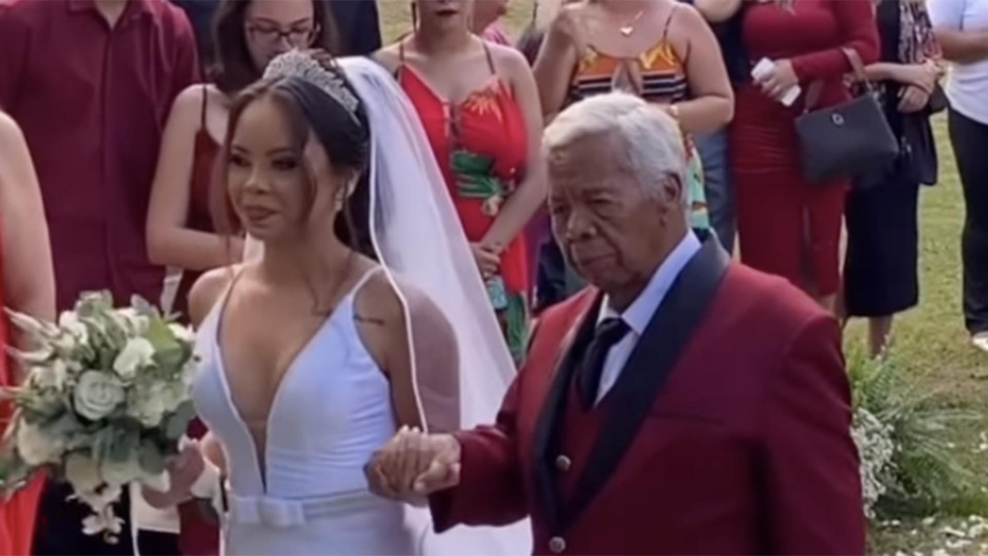 Gonçalo Roque se emociona ao levar a filha até o altar no casamento
