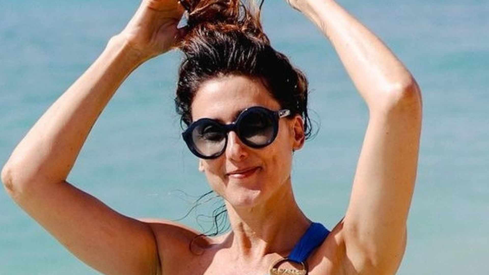 Paola Carosella dá show de beleza ao curtir praia com o namorado