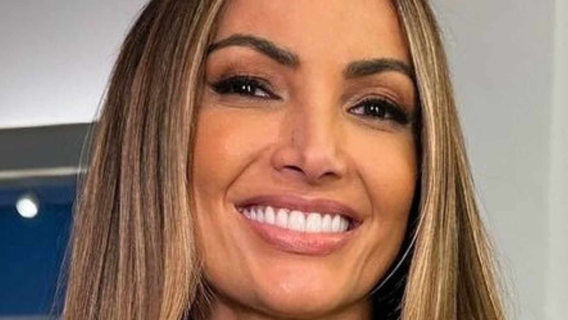 Clareou demais? Patrícia Poeta impressiona com novo visual