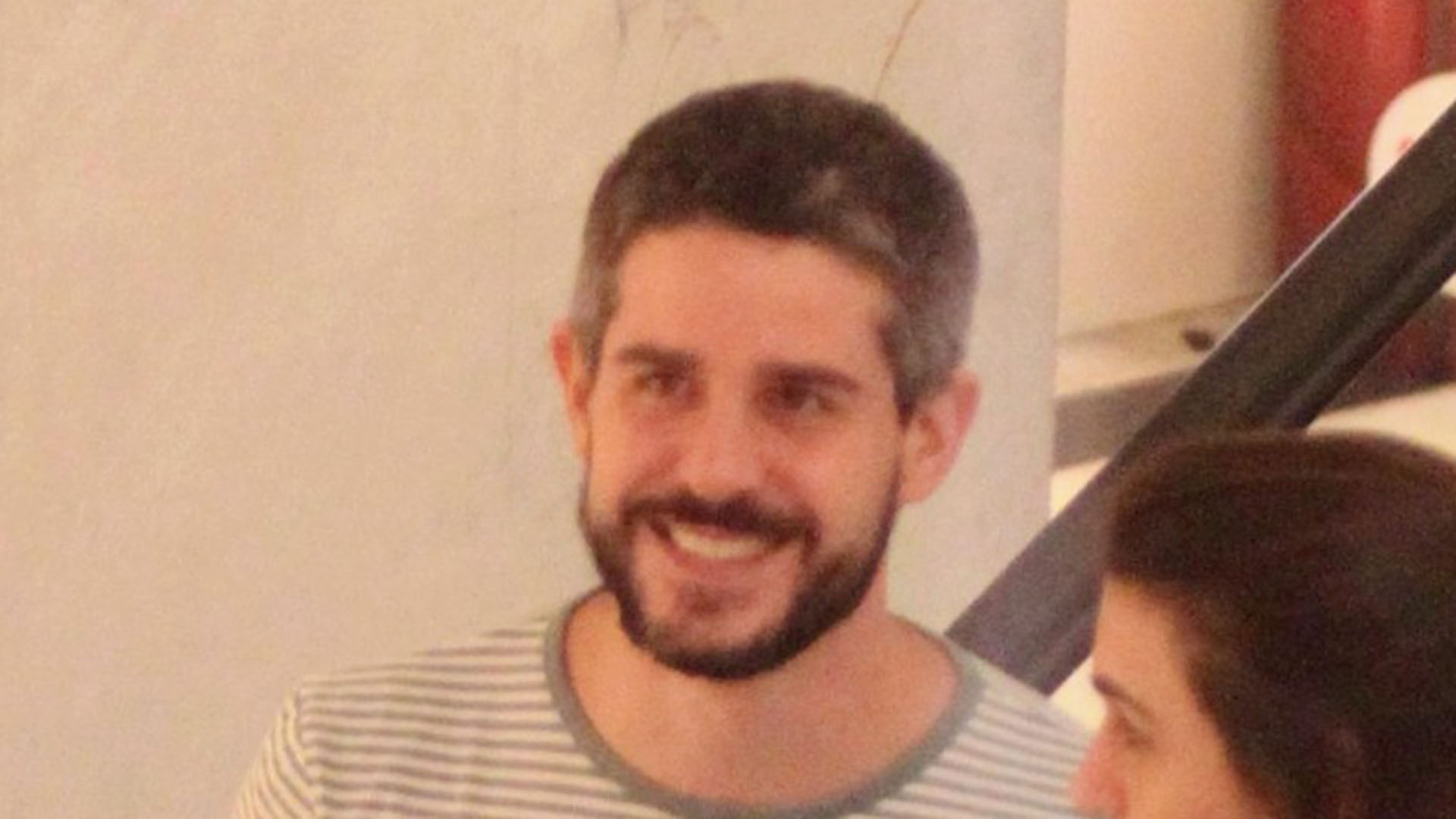 Pedro Neschling faz rara aparição com a esposa em dia no shopping