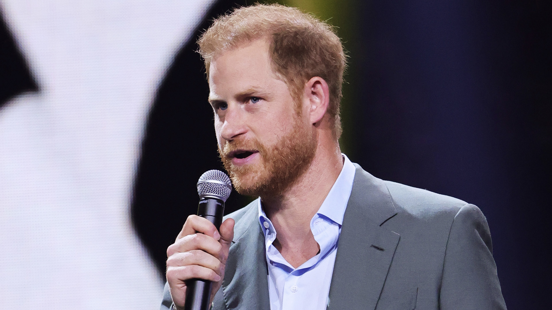 Príncipe Harry vence processo contra jornal por causa de grampo telefônico