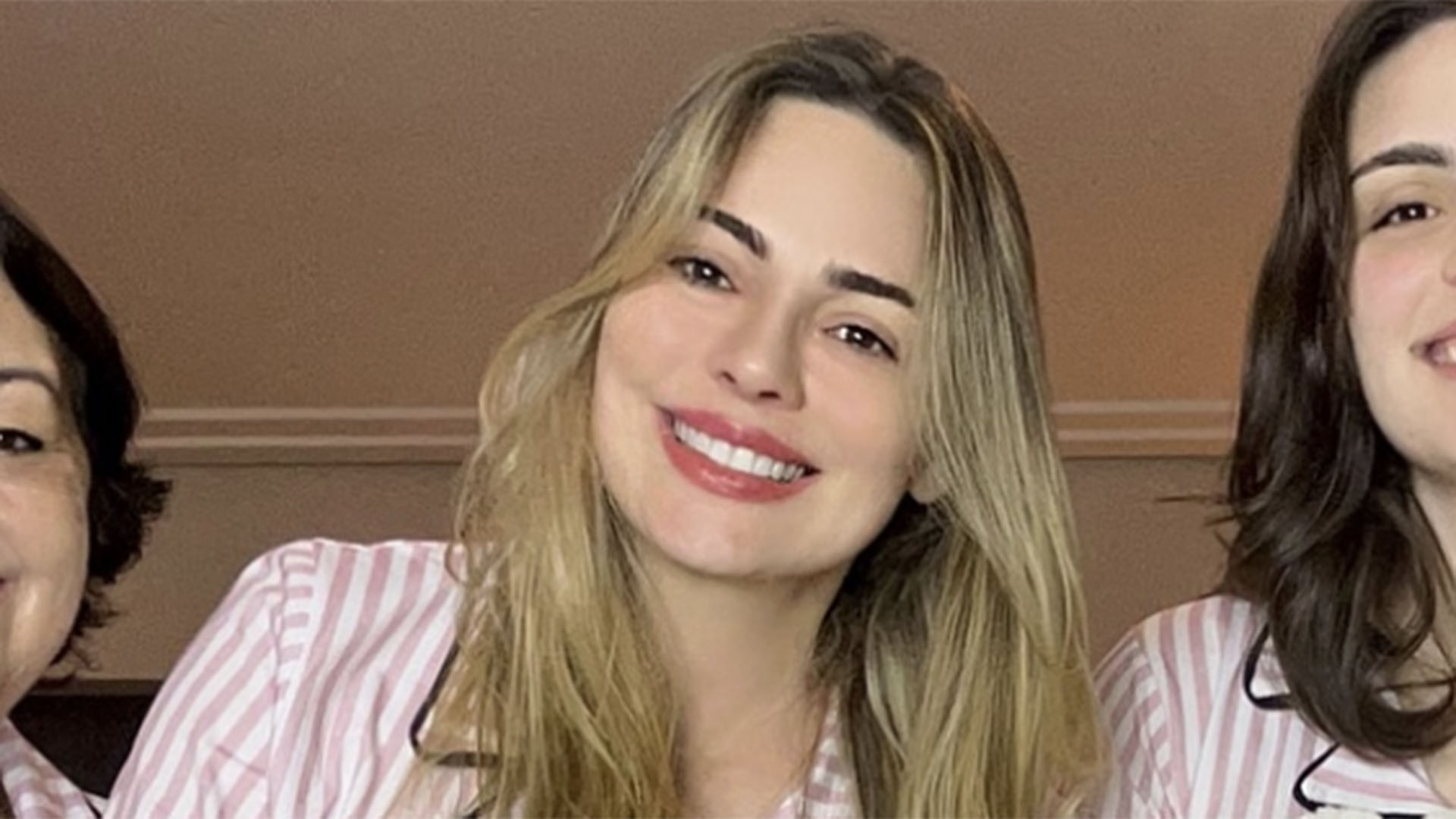 Rachel Sheherazade exibe foto inédita com os dois filhos