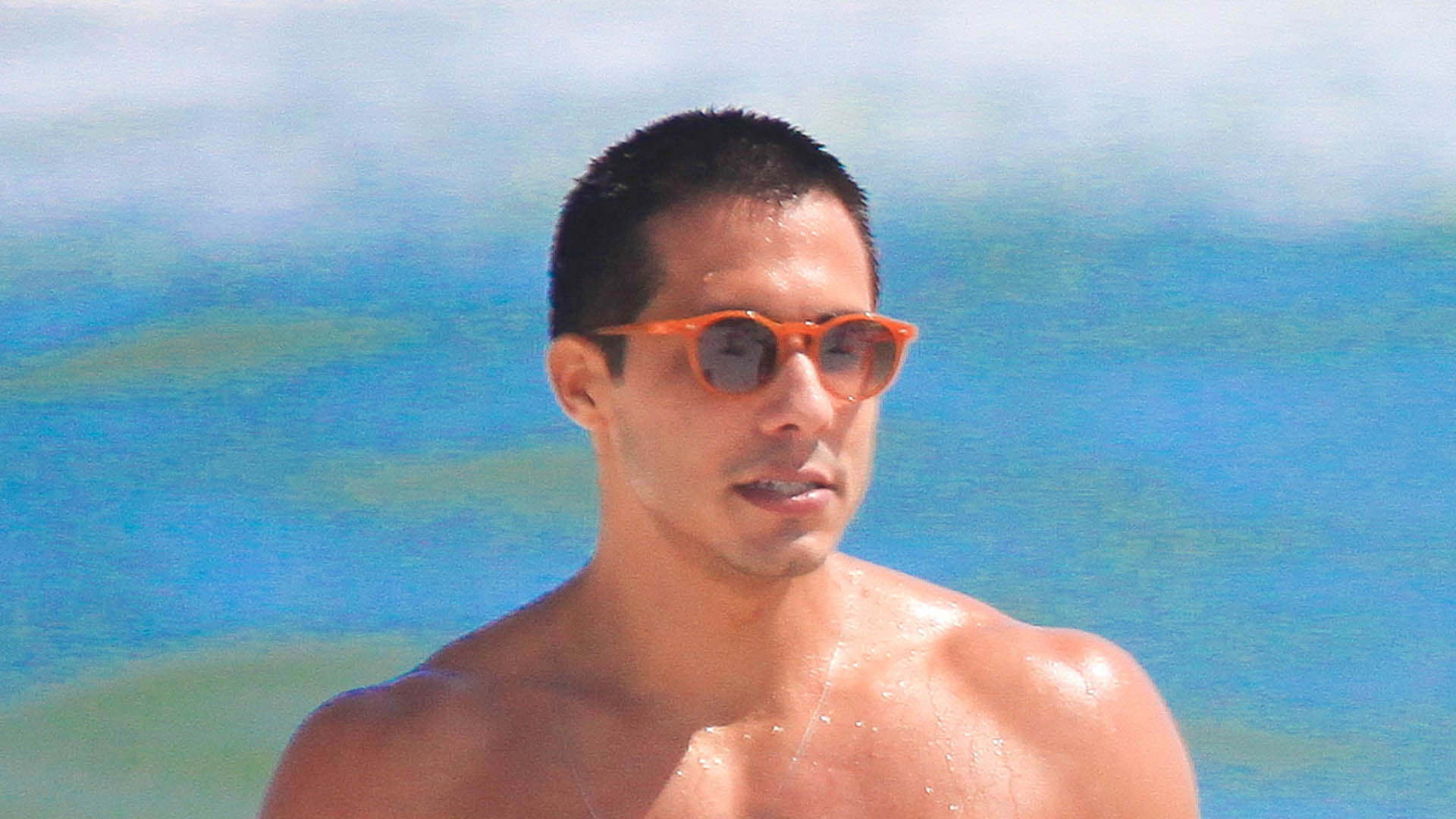 Ator de Terra e Paixão, Rafael Gualandi ostenta sua beleza na praia