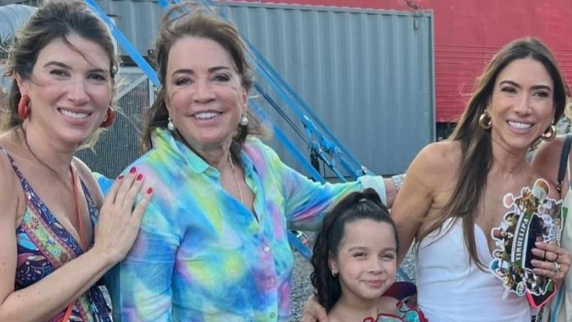 Ao lado da família em circo, Rebeca Abravanel exibe barrigão de grávida
