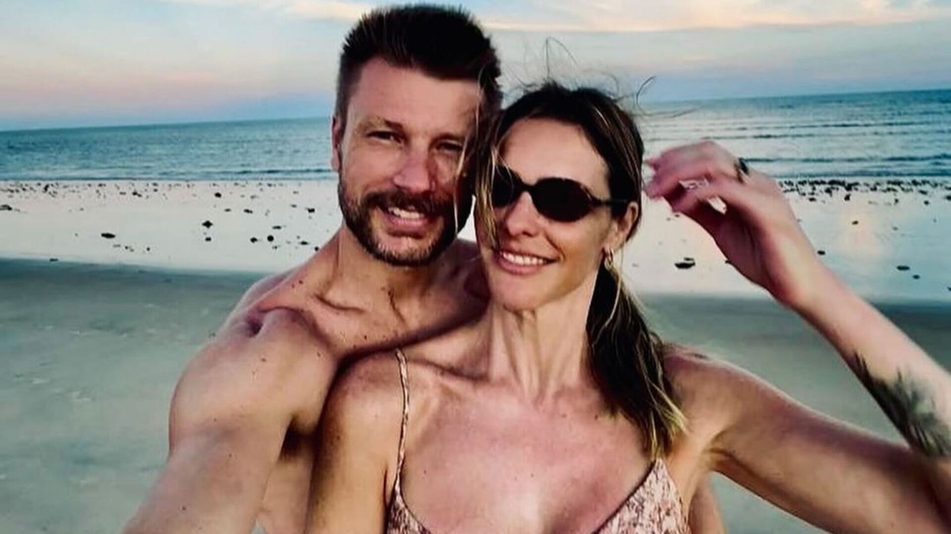Rodrigo Hilbert e Fernanda Lima esbanjam paixão em fotos na praia