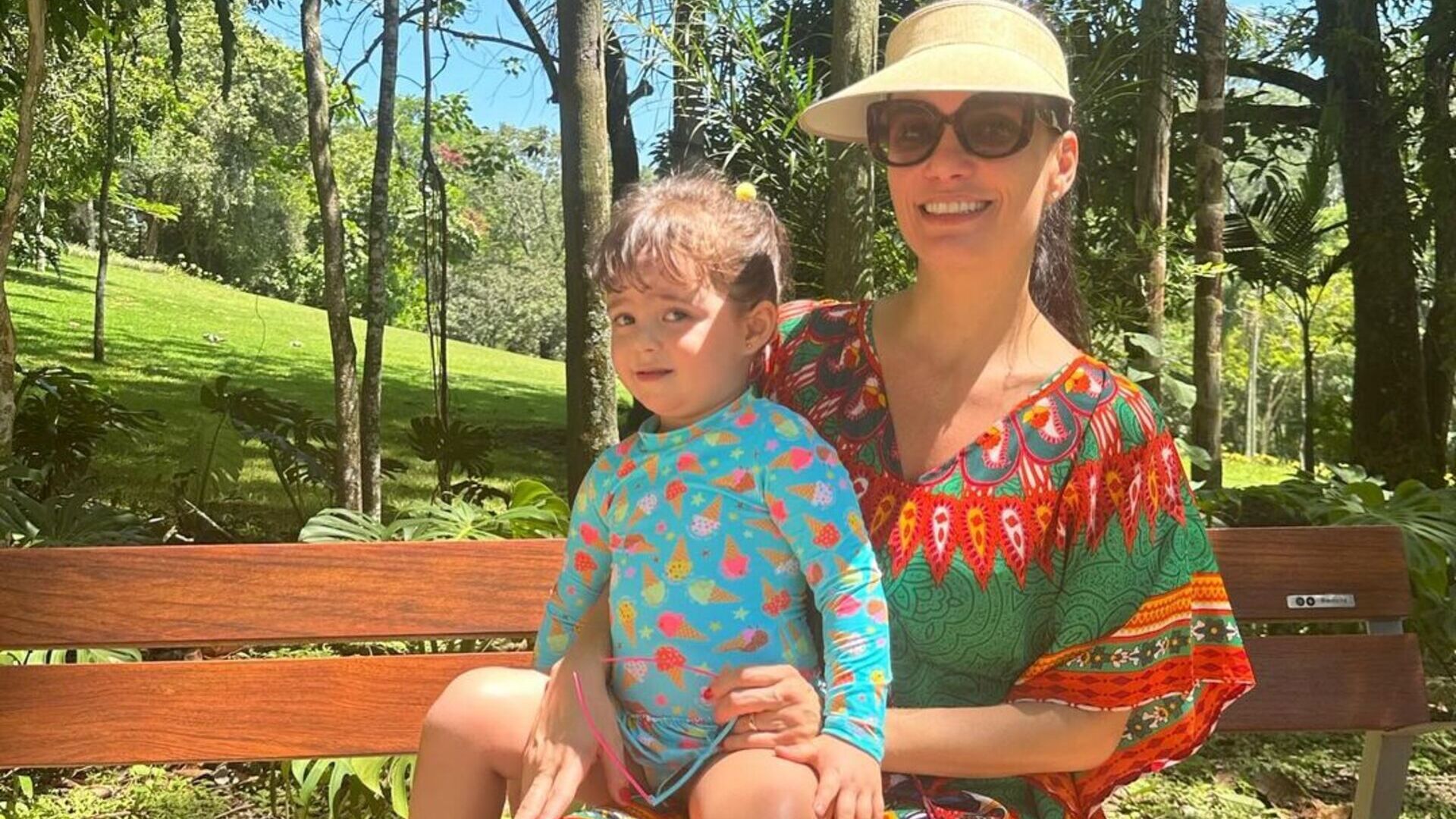 Sabina Simonato mostra início das férias com a filha