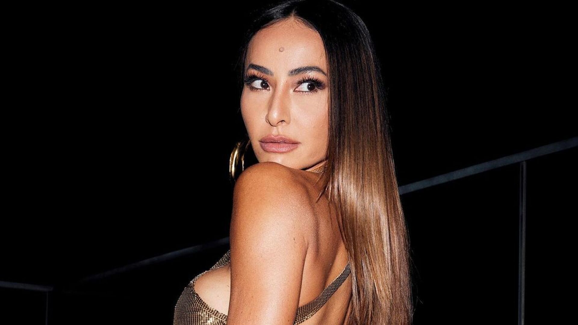 Com fenda até a barriga, Sabrina Sato revela demais em ensaio
