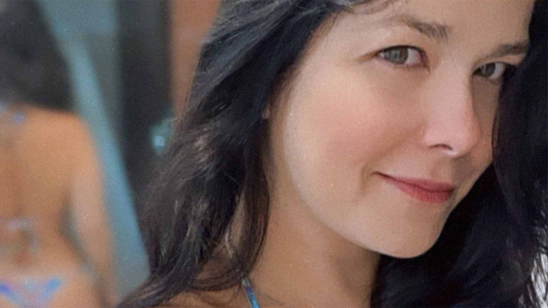 Samara Felippo destaca suas curvas em look fio-dental nas novas fotos