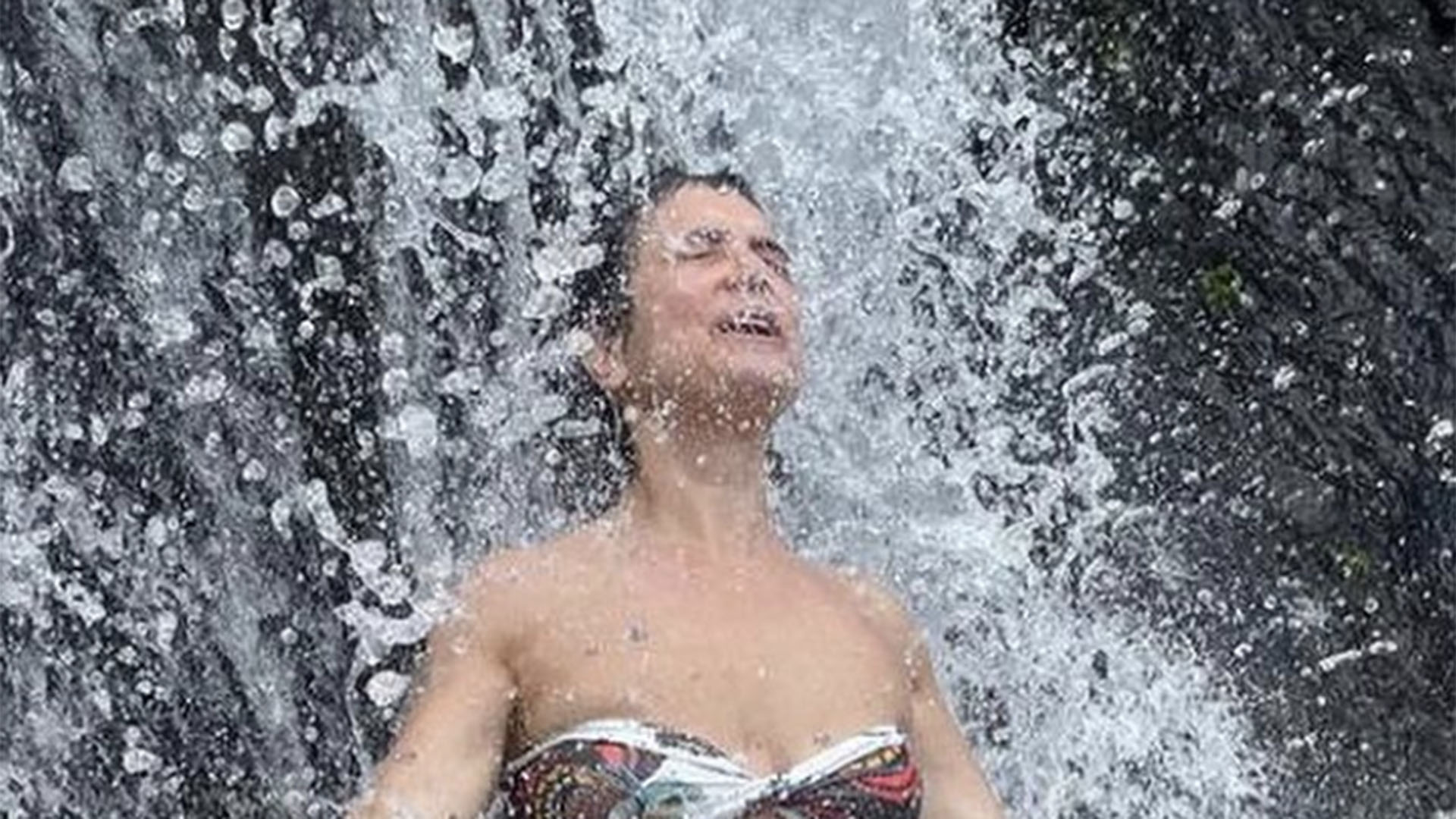 Sandra Annenberg exibe toda a sua beleza ao surgir com look mínimo