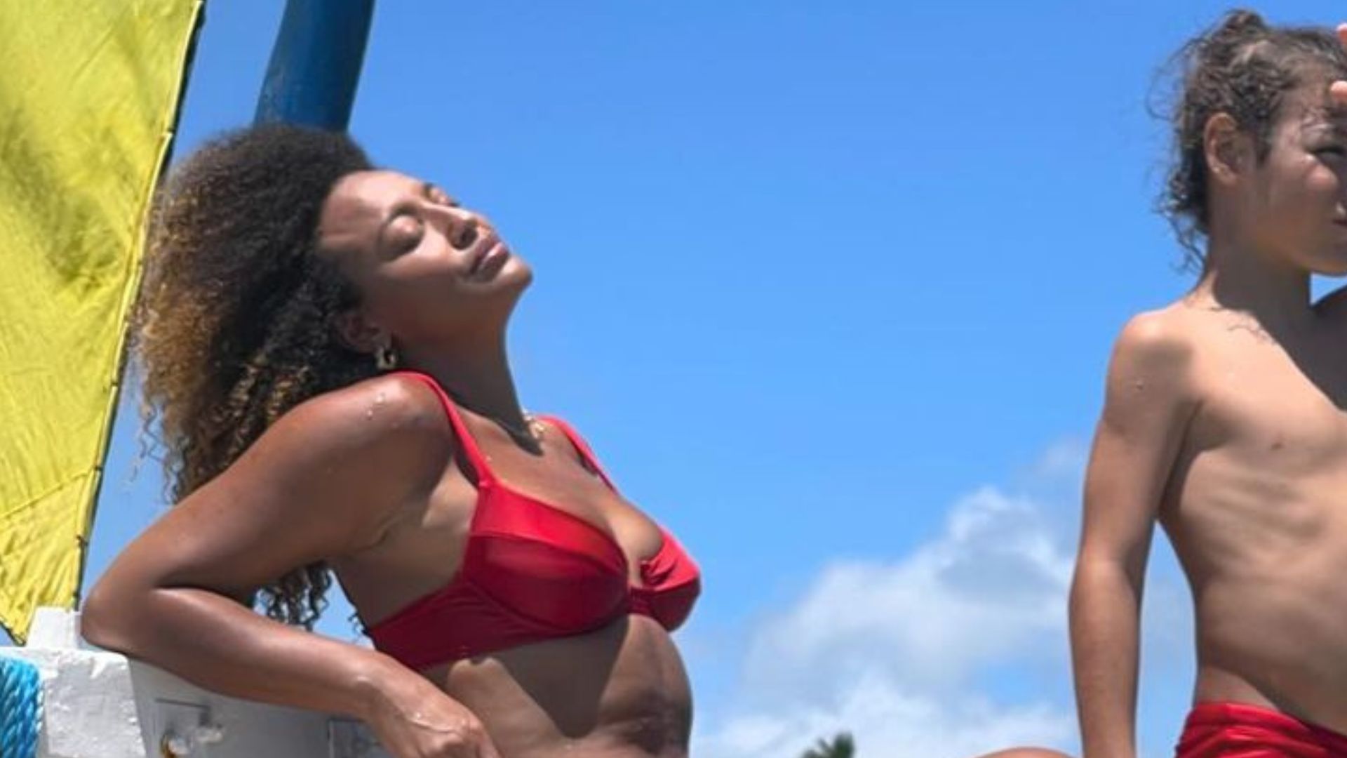 Sheron Menezzes se diverte em dia de praia com o filho, Benjamin