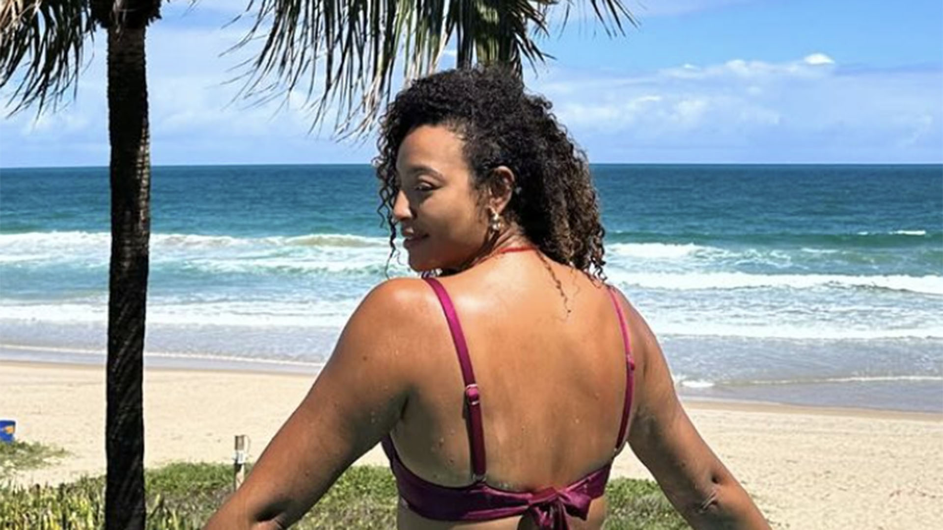 Sheron Menezzes posa de fio-dental ao atender pedido inesperado de fã