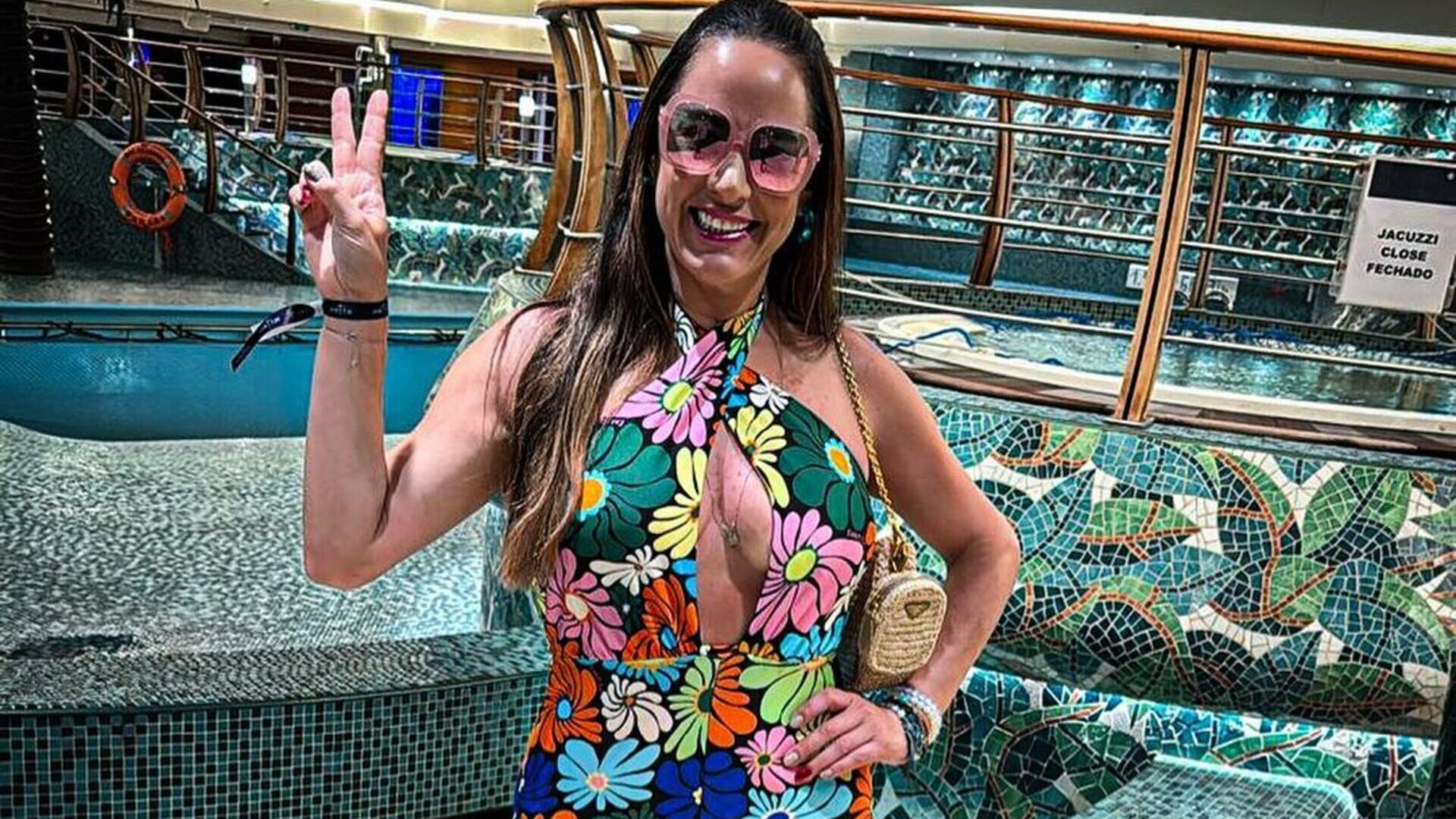 No cruzeiro de Neymar, Silvia Abravanel impacta com macacão decotado