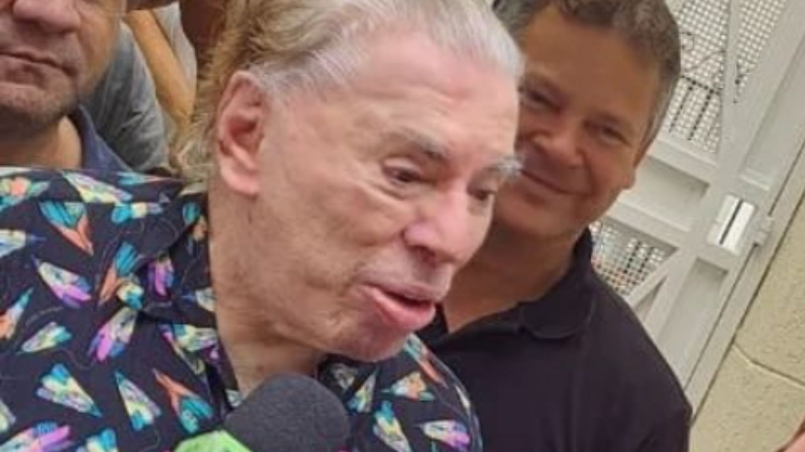 Em rara aparição, Silvio Santos se emociona ao ganhar surpresa na porta de casa