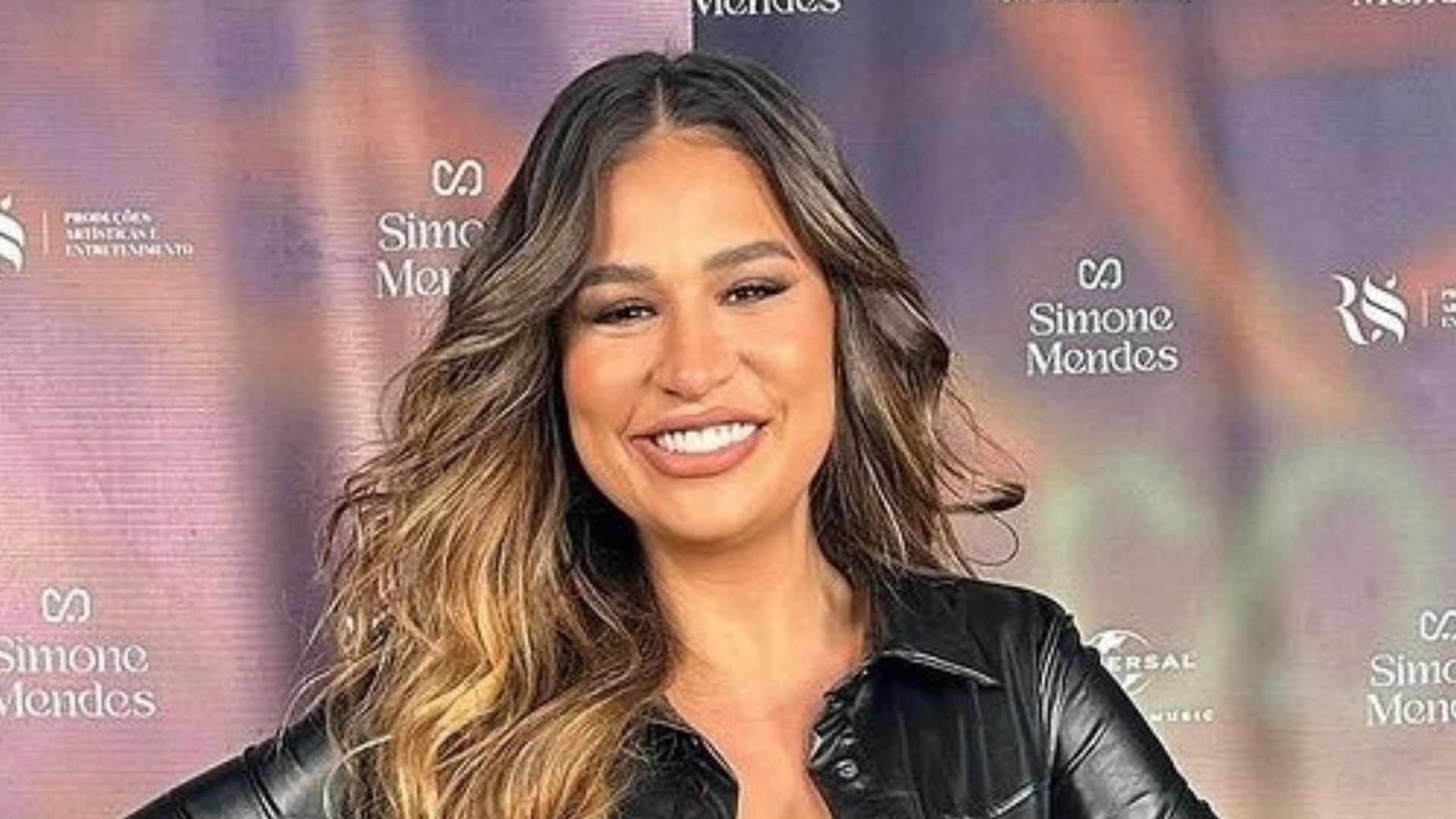 Simone Mendes causa com decote no umbigo: ‘Perfeita’
