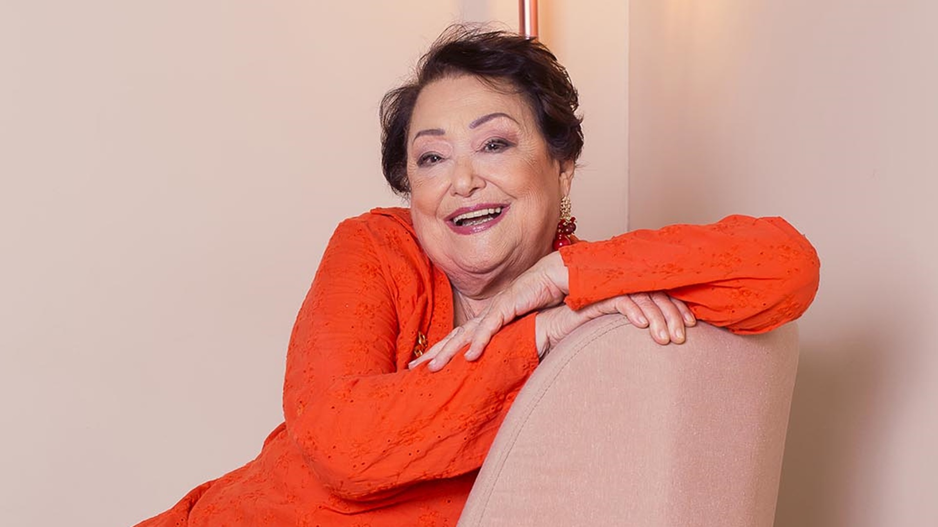Suely Franco reflete sobre trabalhar na velhice e afirma: “Ator se para de trabalhar morre”