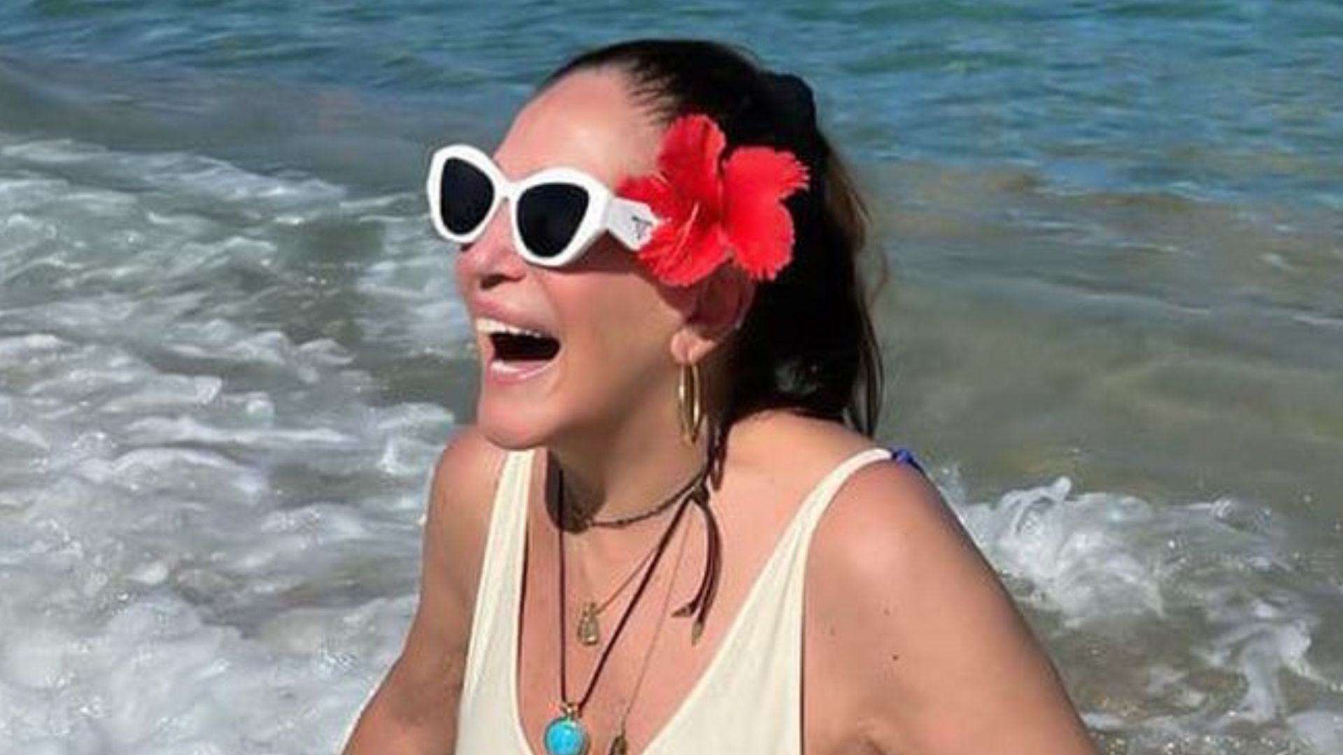 Susana Vieira se refresca no mar das Bahamas em viagem de família