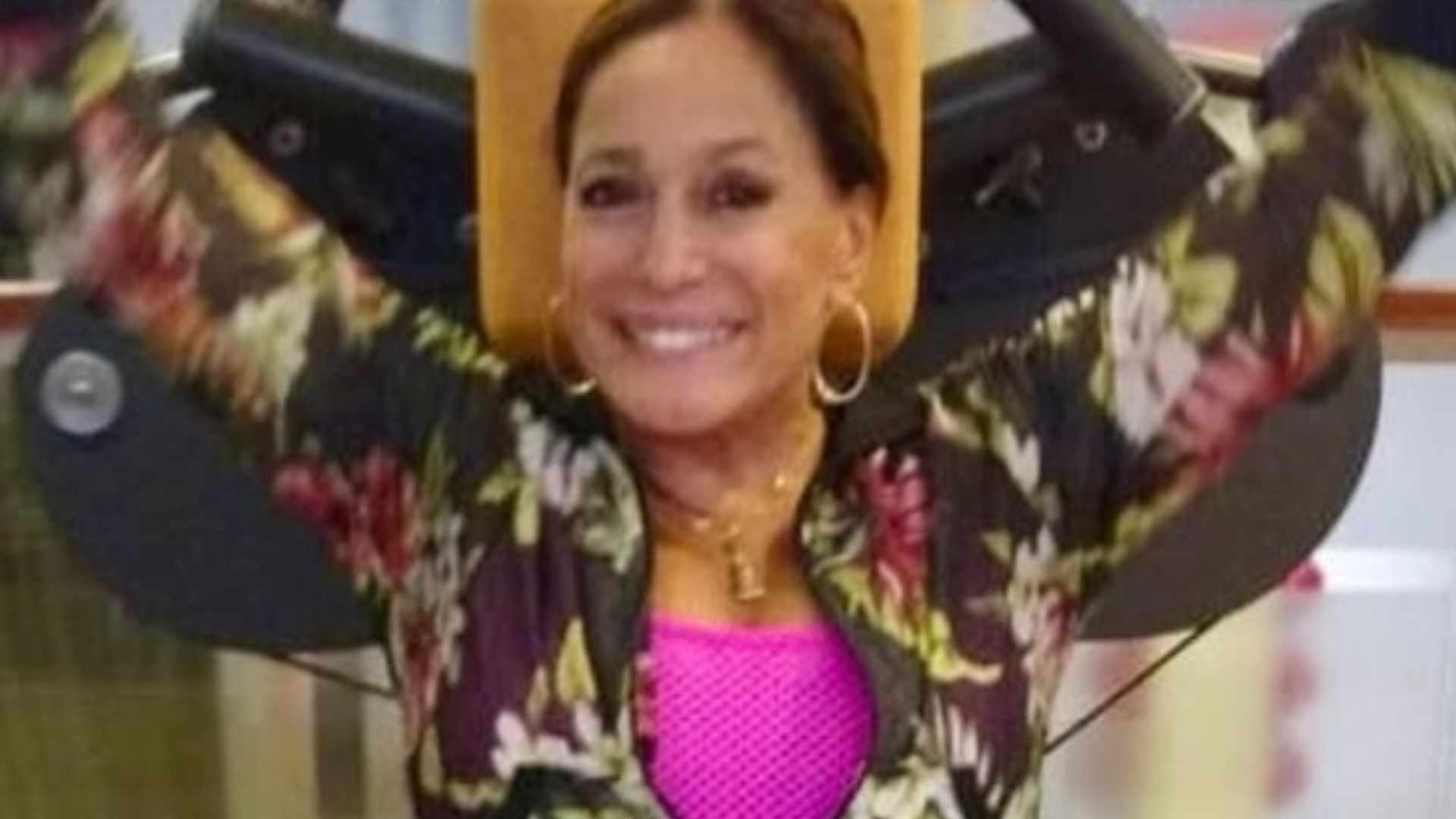 Toda colorida, Susana Vieira esbanja boa forma na academia