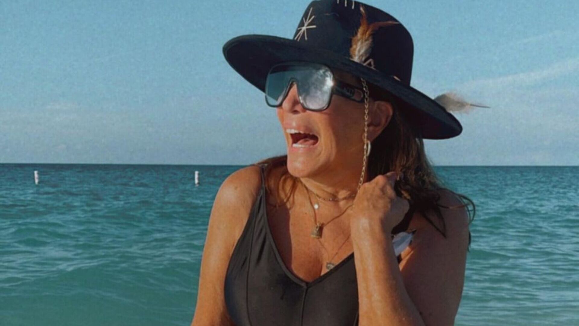 Poderosa! Susana Vieira se exibe no mar e dá show de beleza na praia