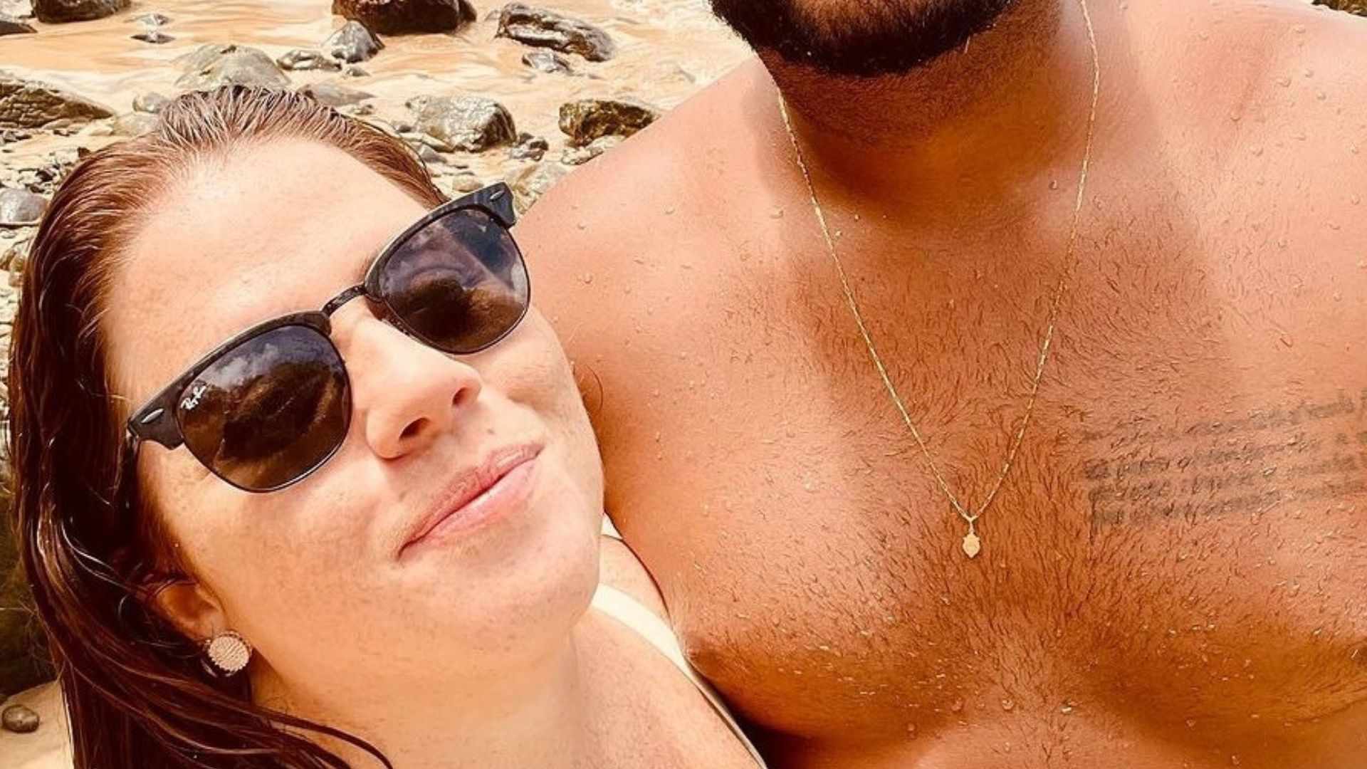 De férias, Tati Machado surge ao lado do marido curtindo praia