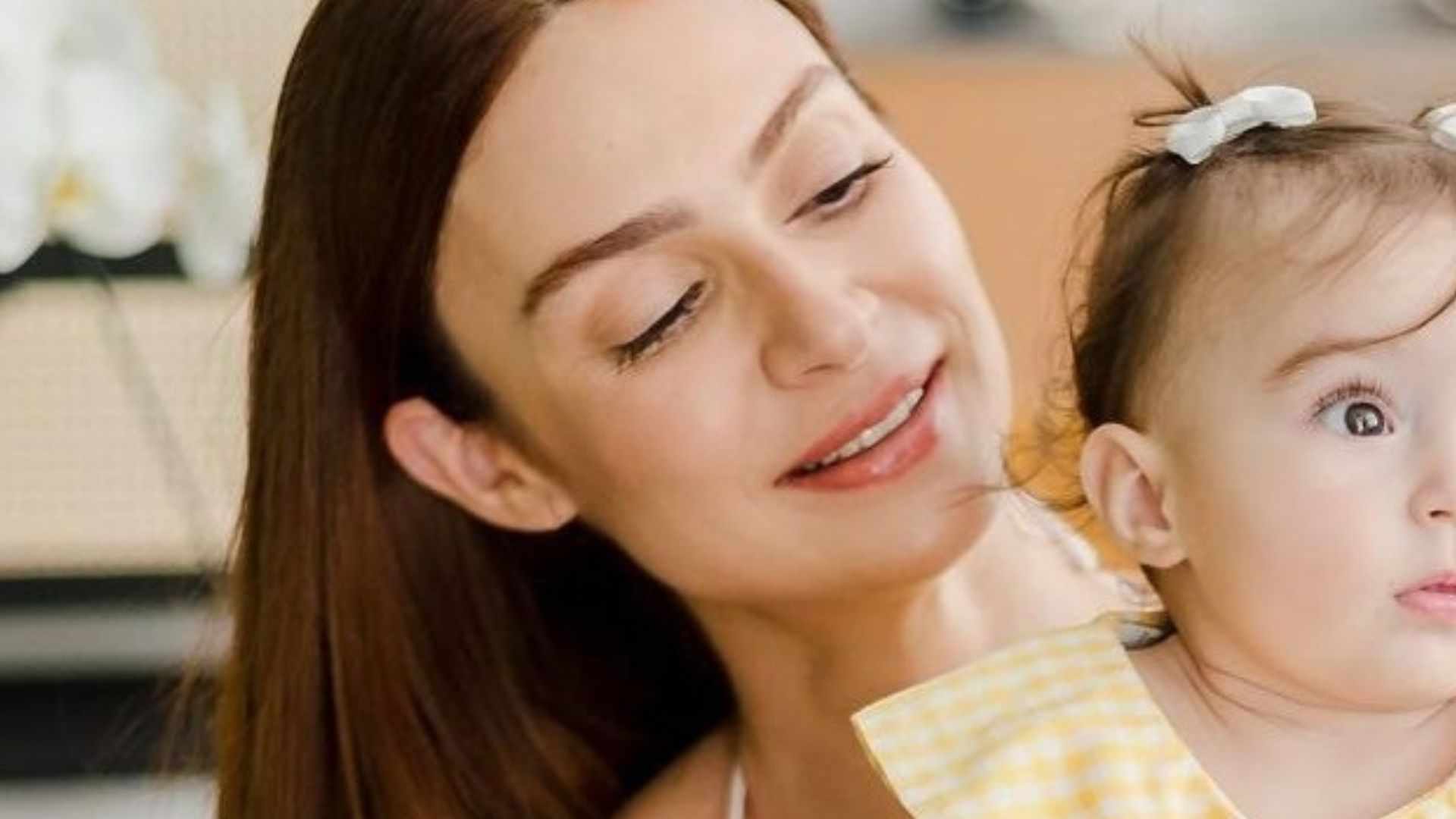 Thaila Ayala mostra a filha mostrando a língua: ‘Descobriu’