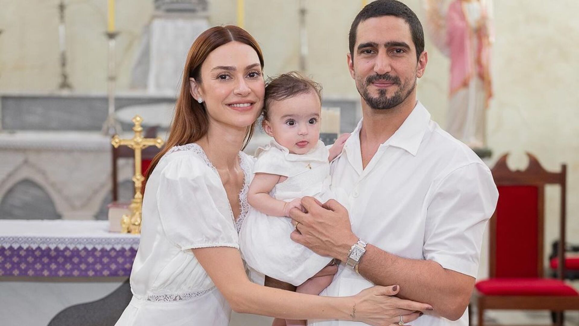 Thaila Ayala e Renato Góes mostram fotos do batizado da filha