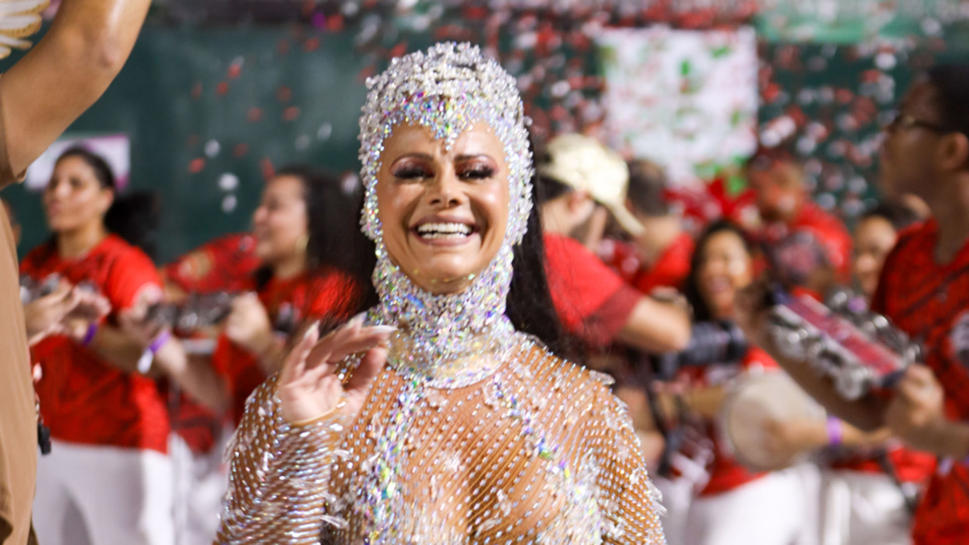 Viviane Araújo se joga no samba com macacão transparente