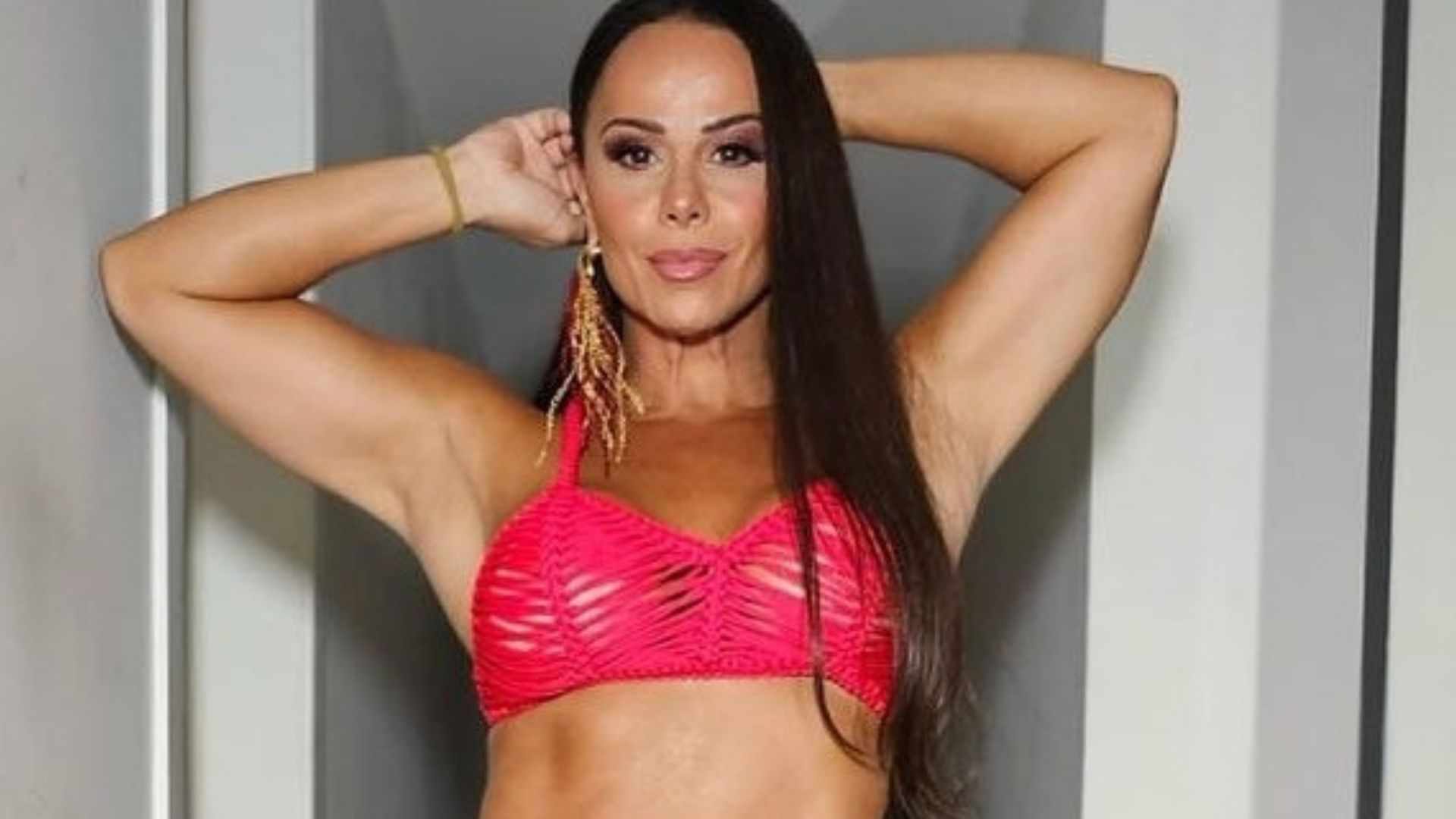 Magérrima! Viviane Araújo impacta ao surgir com o corpo bem sequinho