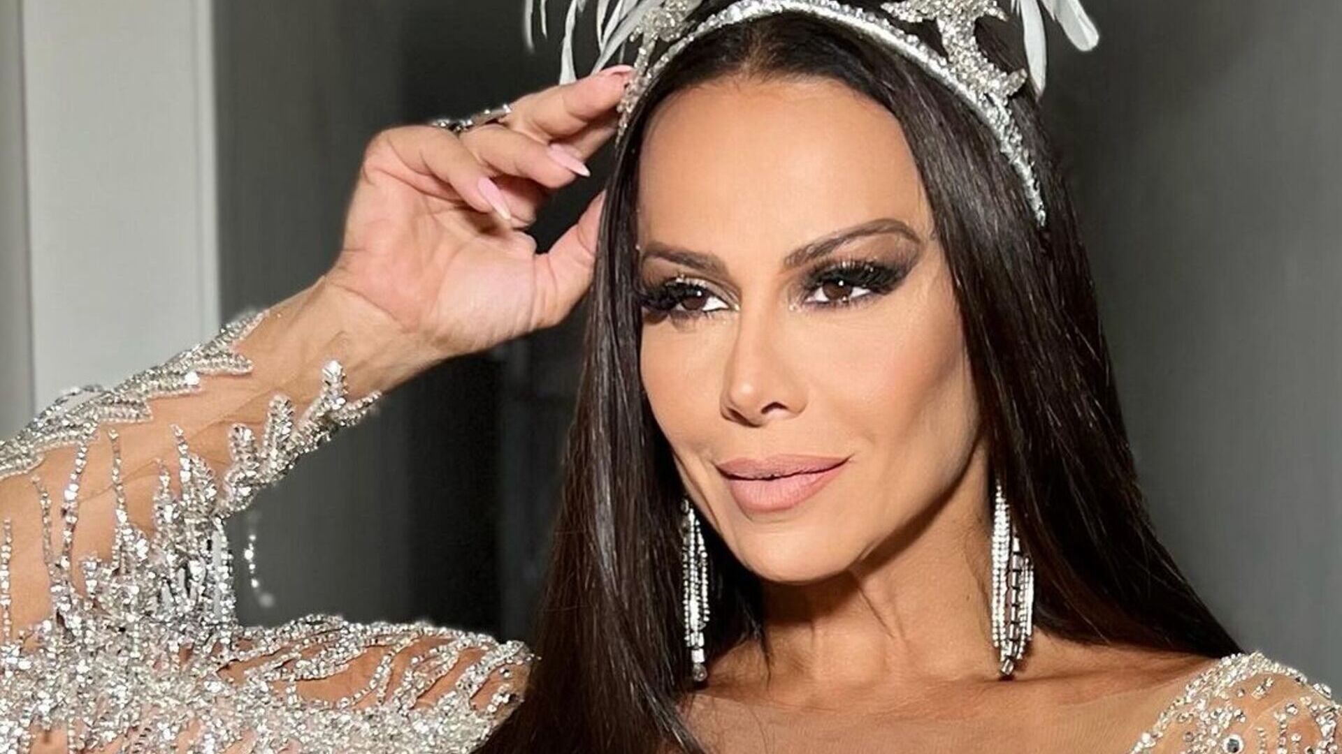 Coberta de brilhos, Viviane Araújo ostenta corpaço escultural