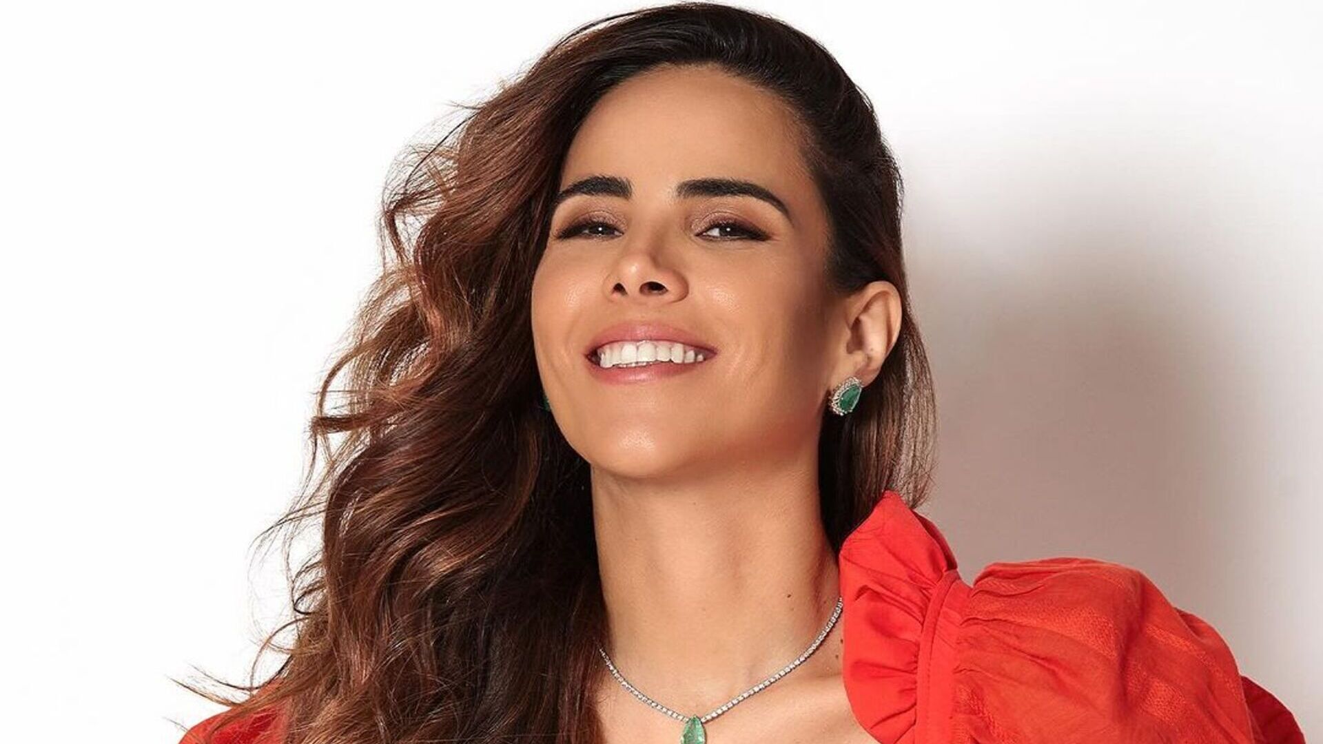 Com decote até o umbigo, Wanessa Camargo celebra 41 anos