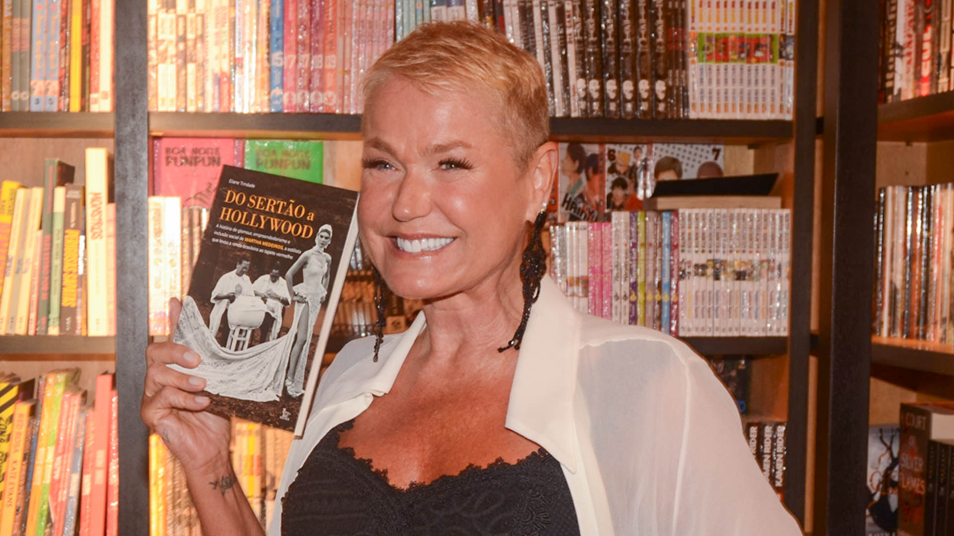 Xuxa Meneghel surge com a cinturinha de fora em look para evento